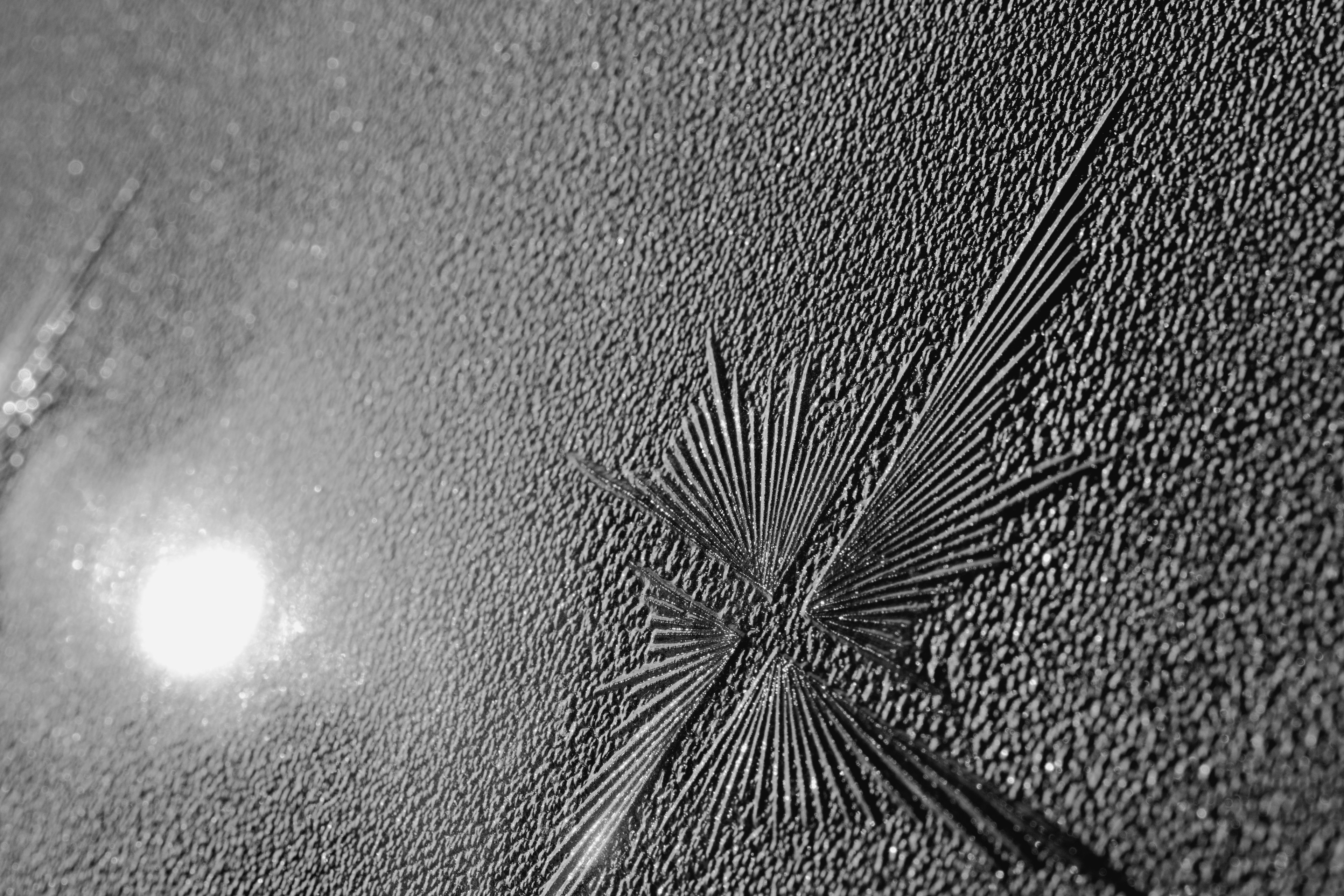 Formation de cristaux de glace noir et blanc sur une surface