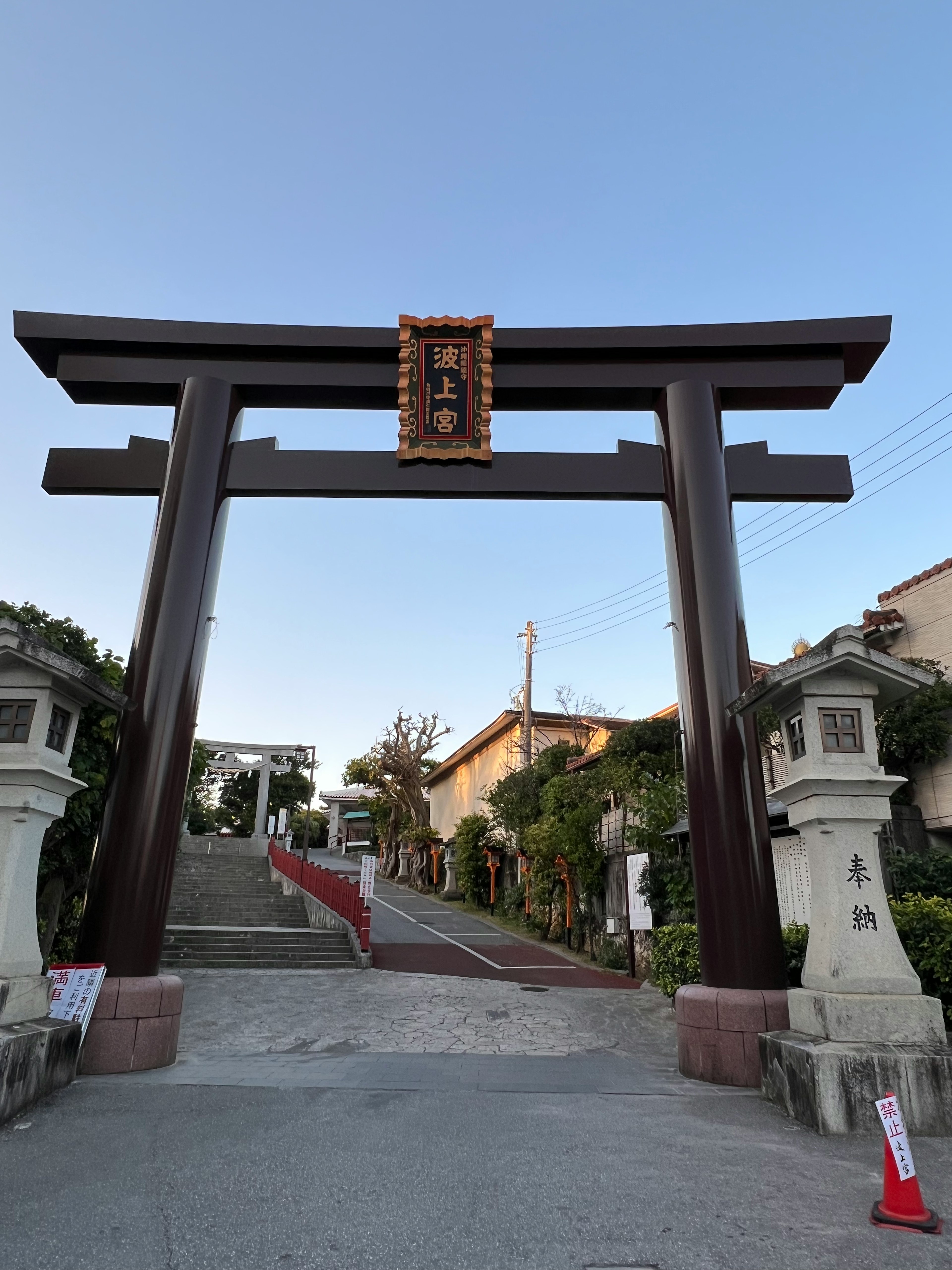 大きな鳥居と階段がある神社の入口