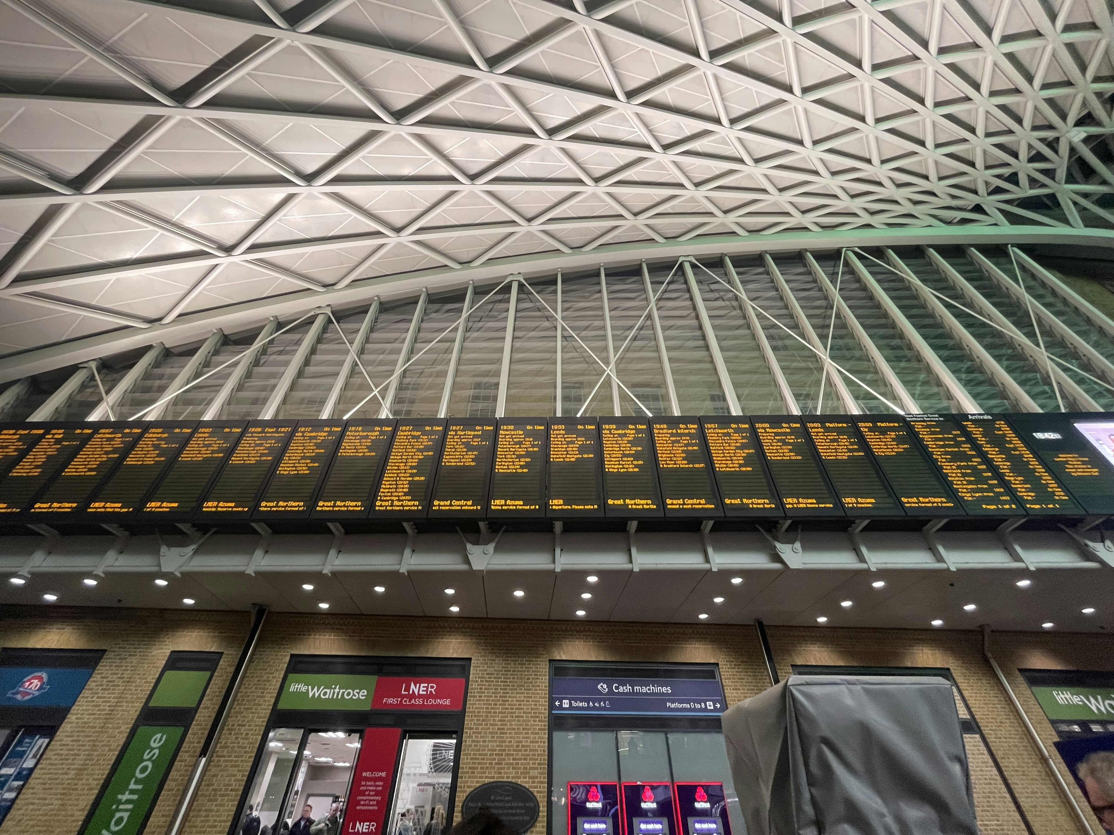 Plafond moderne de gare avec tableau des départs