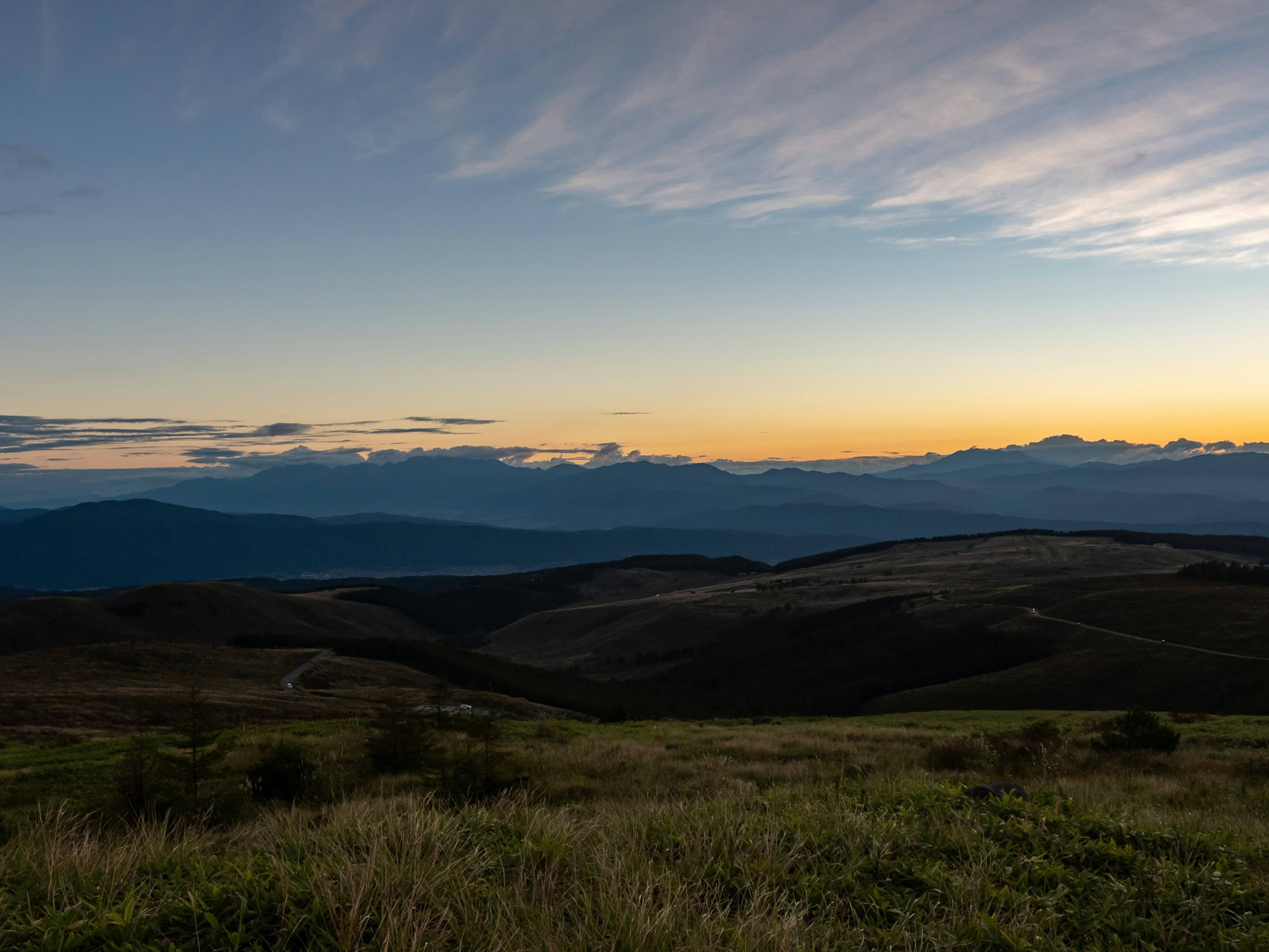 Vista panoramica delle montagne e del cielo al tramonto