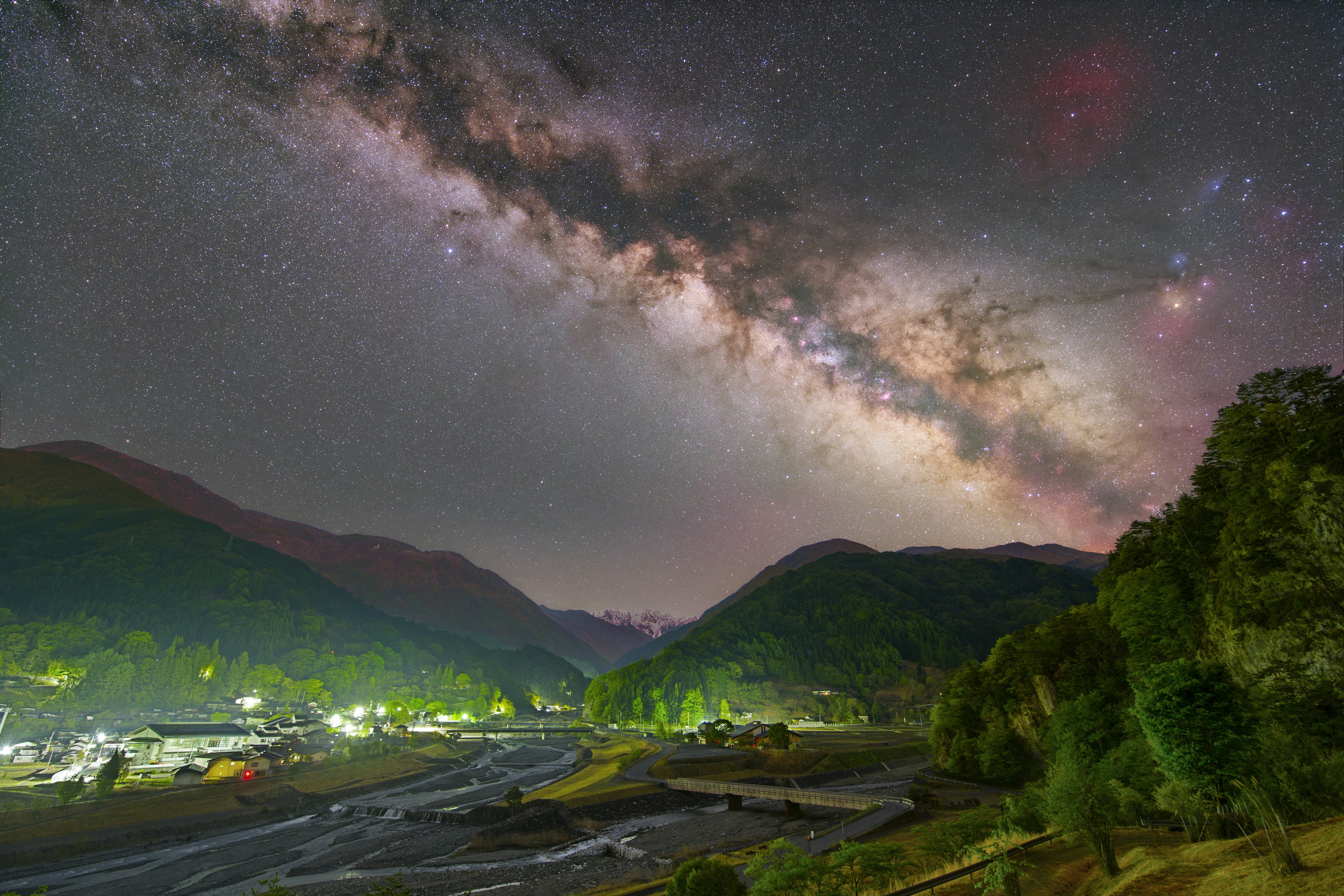 美しい星空の下に広がる山々と川の風景