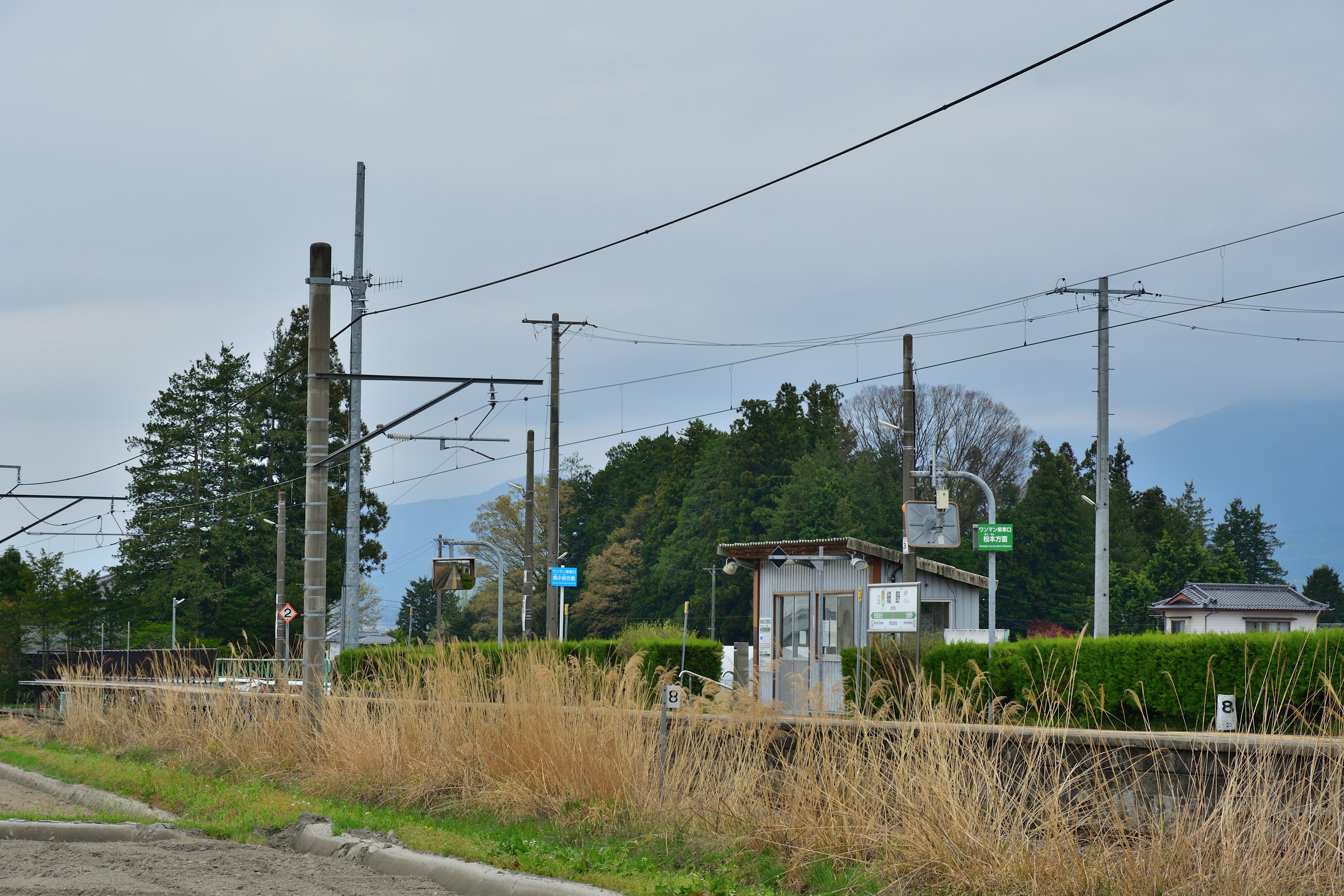 静かな田舎の鉄道駅と周囲の風景