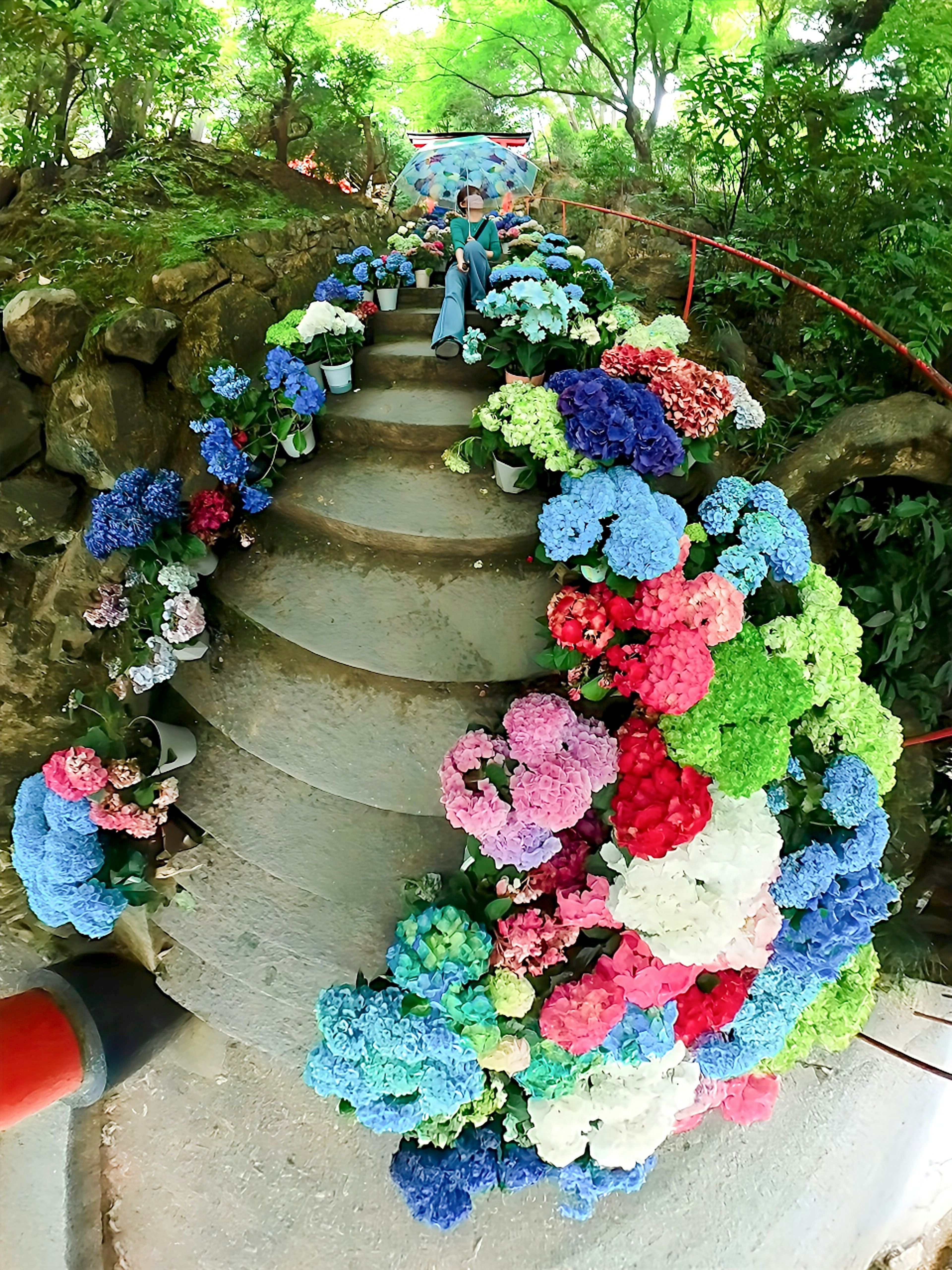 色とりどりの花が装飾された階段の風景