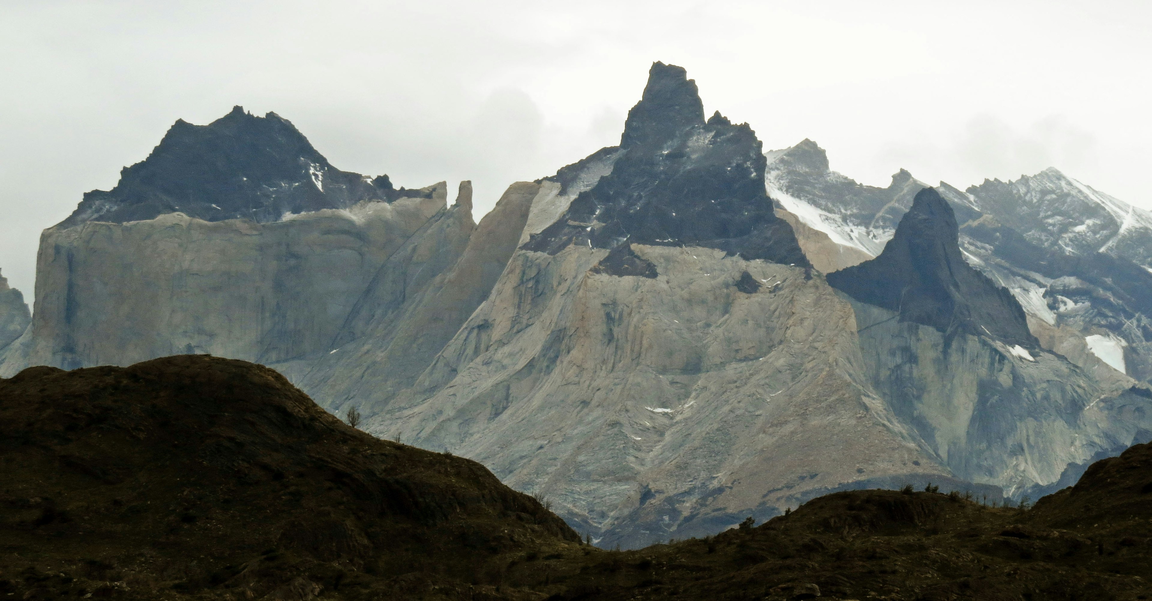 Paisaje montañoso del Parque Nacional Torres del Paine con fondo brumoso y picos afilados