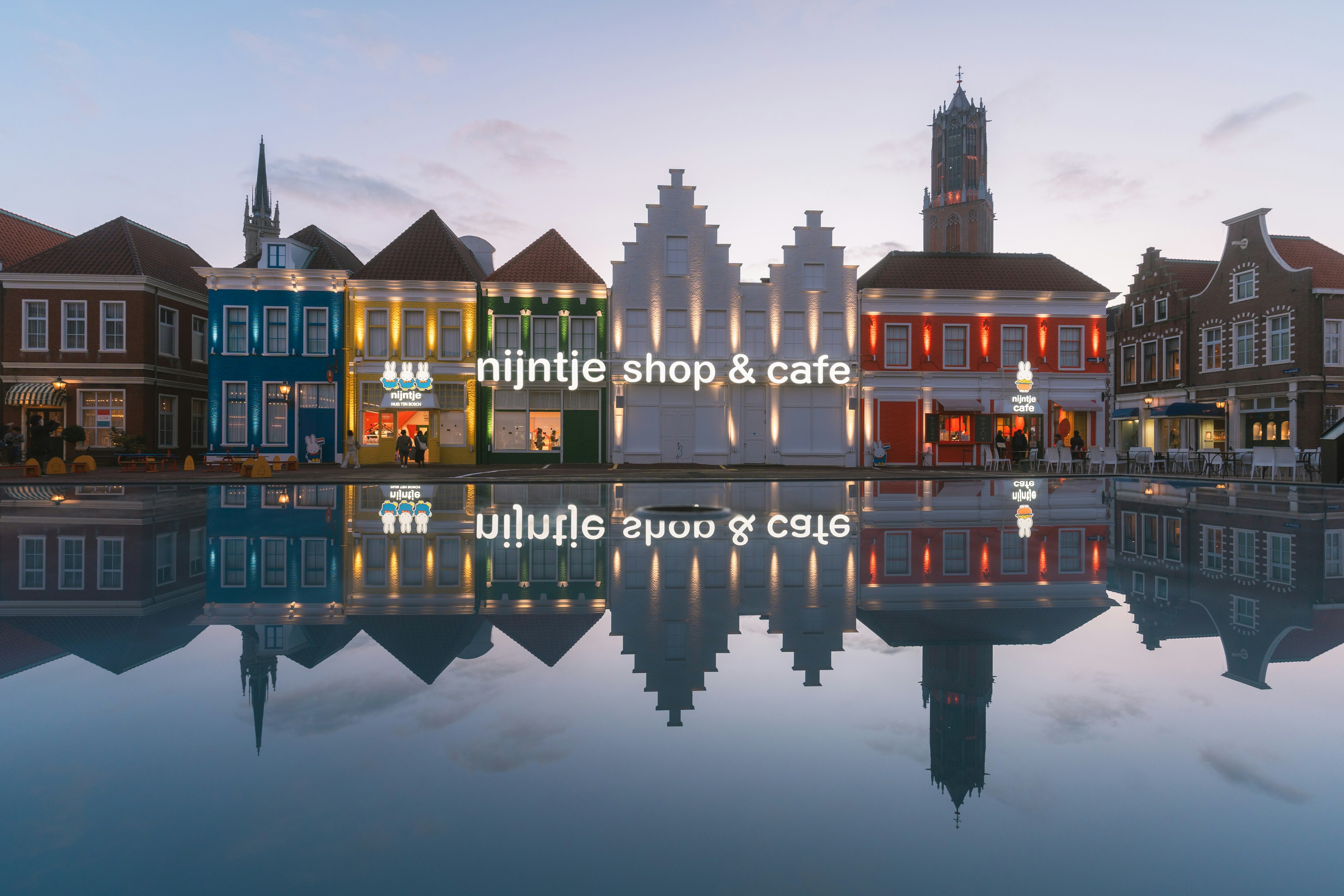 Schöne Abendansicht mit dem Nijntje-Shop und Café, die im Wasser reflektiert werden