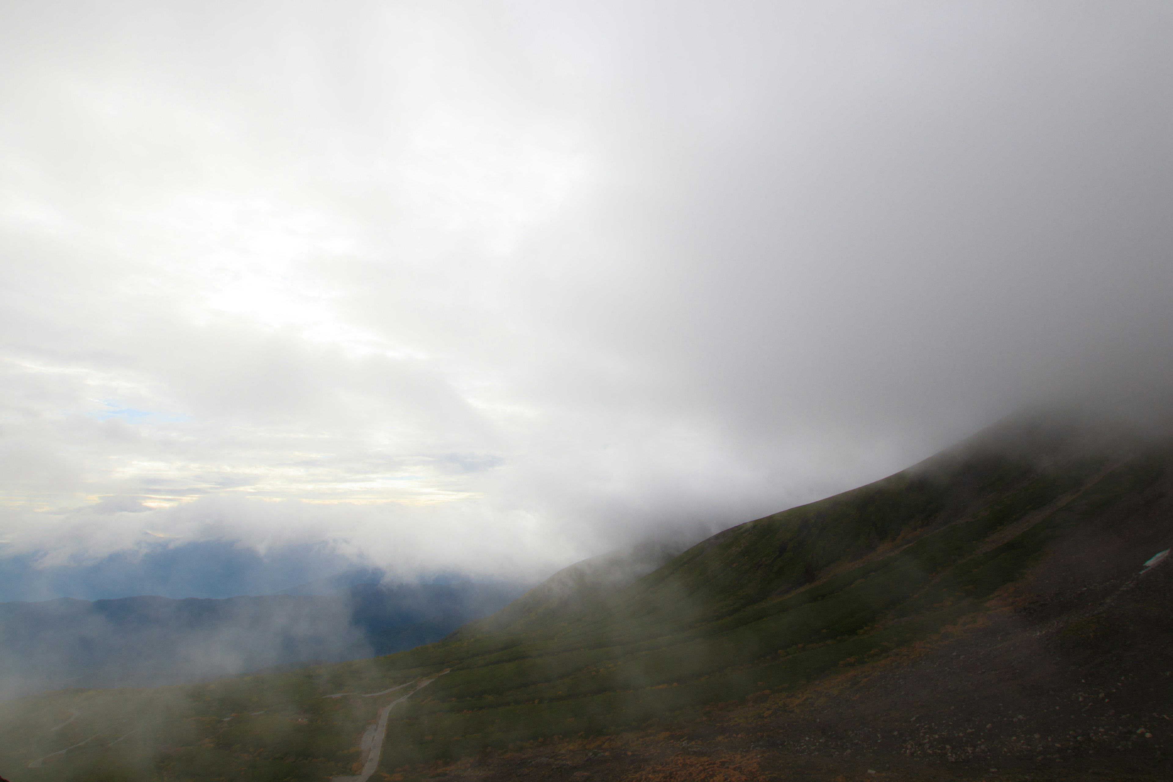 Berglandschaft in Nebel gehüllt mit bewölktem Himmel