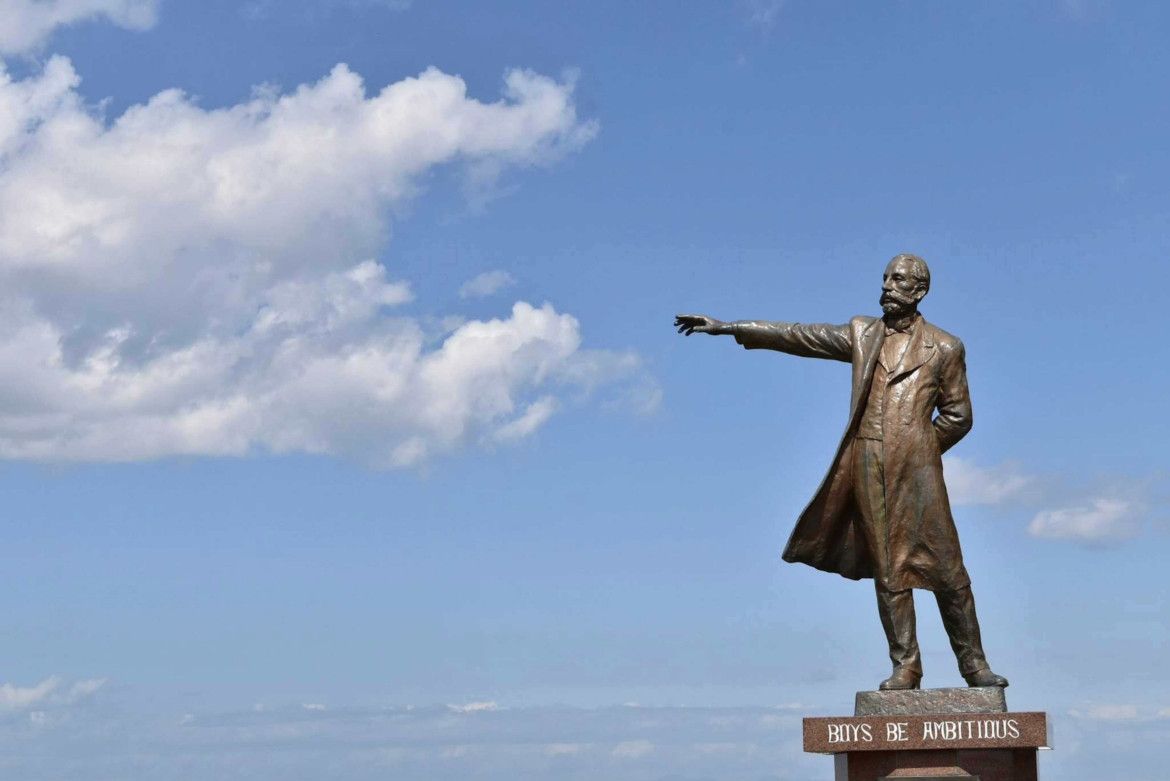 Patung Lenin yang menunjuk di bawah langit biru yang cerah