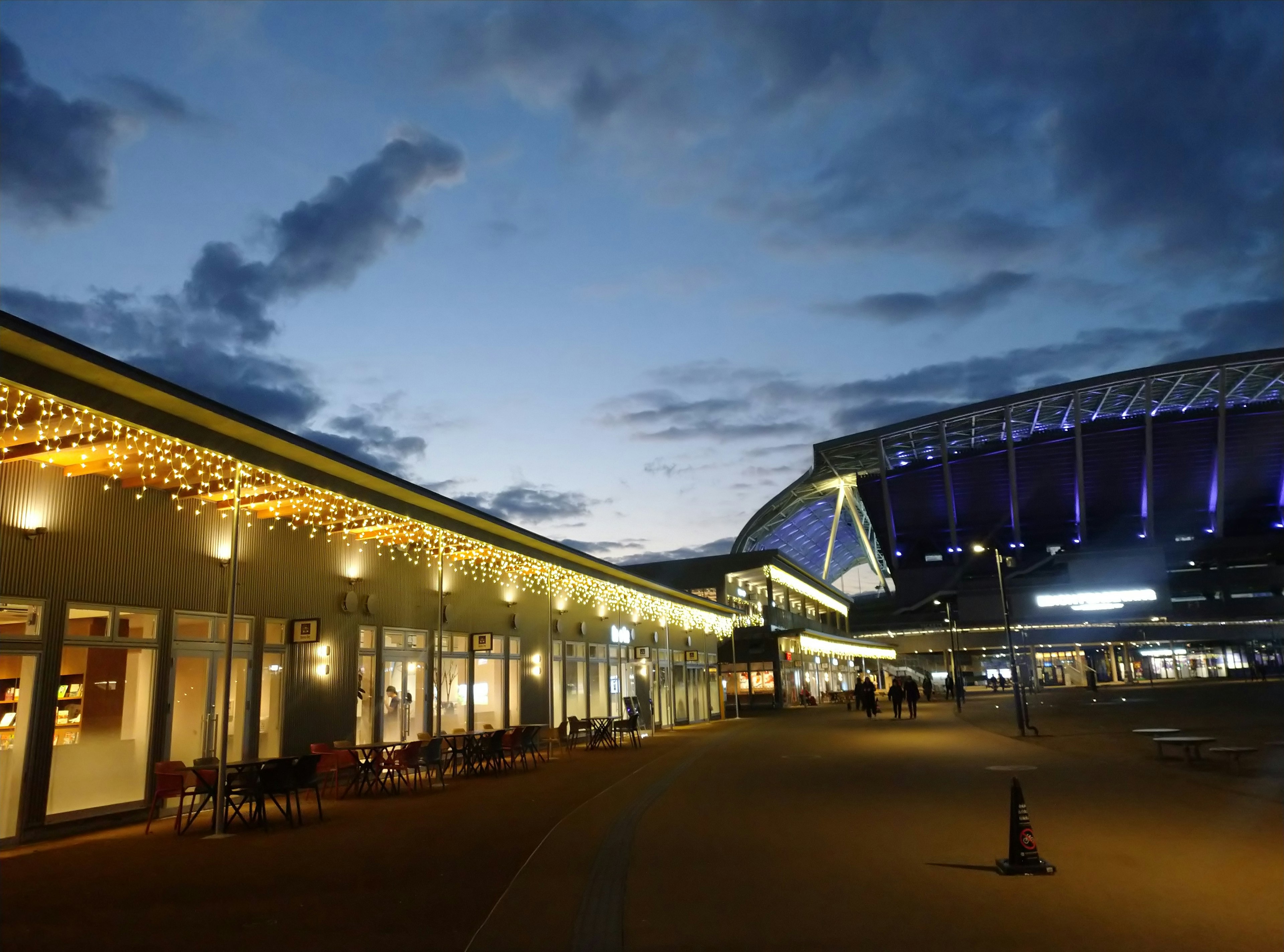 夜の空の下にあるモダンな建物とスタジアムの景観