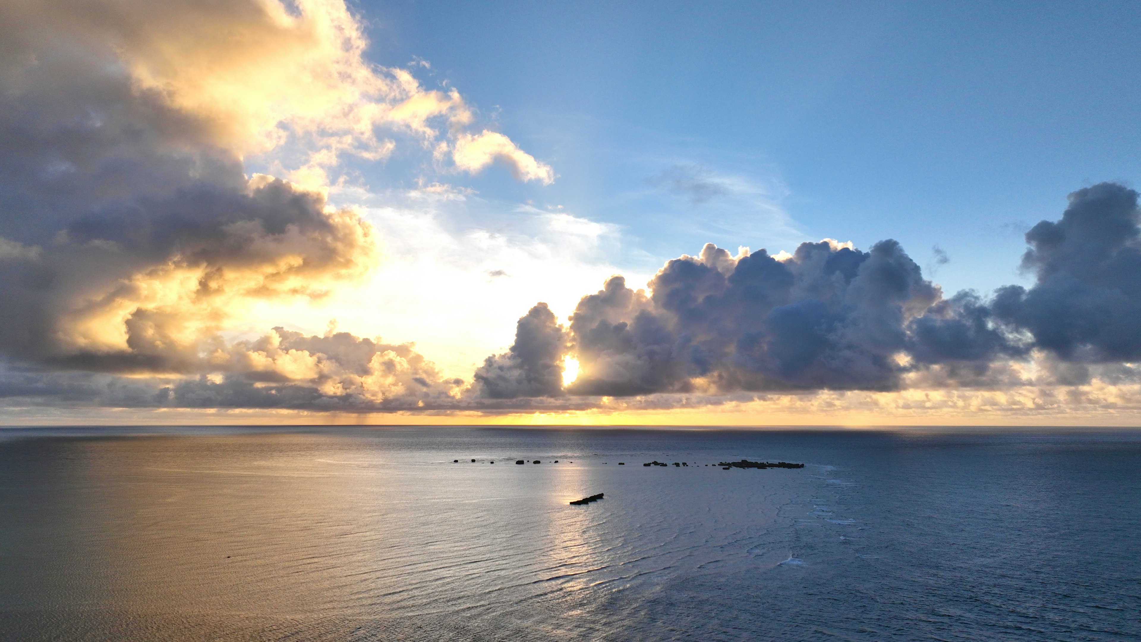 海と雲の美しい風景の夕焼け