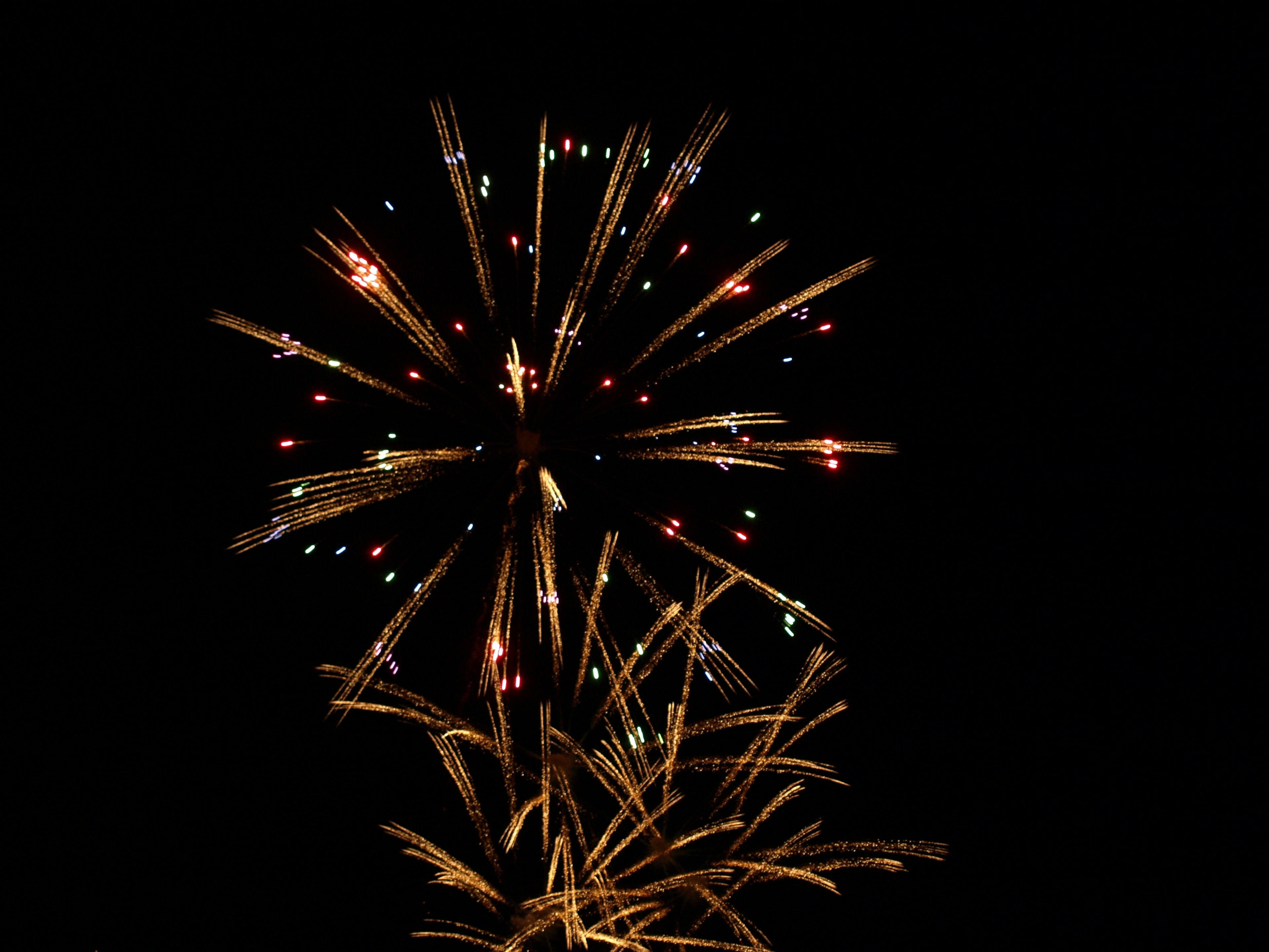 Fuegos artificiales coloridos explotando en el cielo nocturno