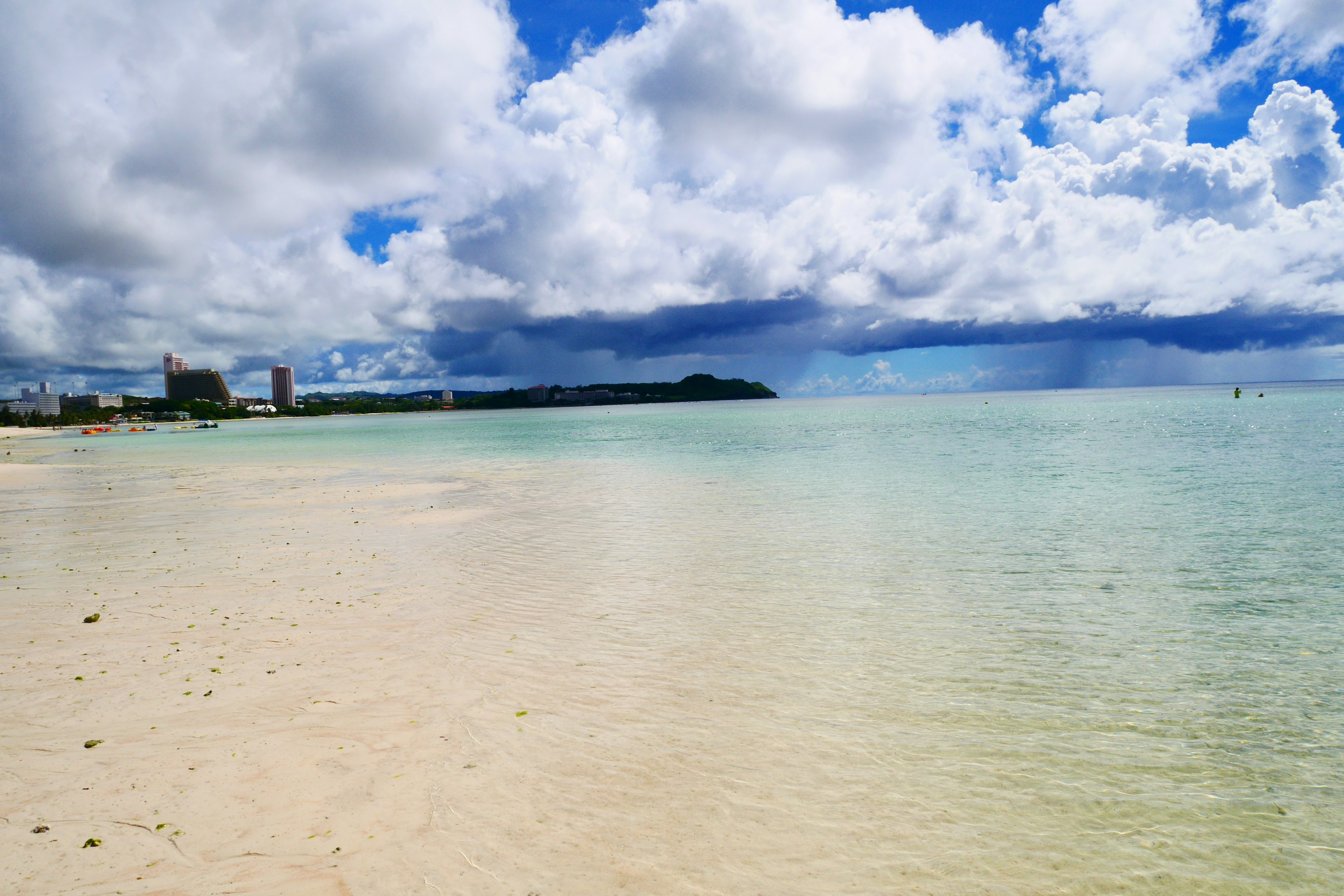 ทิวทัศน์ชายหาดที่สวยงามท้องฟ้าสีฟ้าและเมฆขาวทะเลสงบ