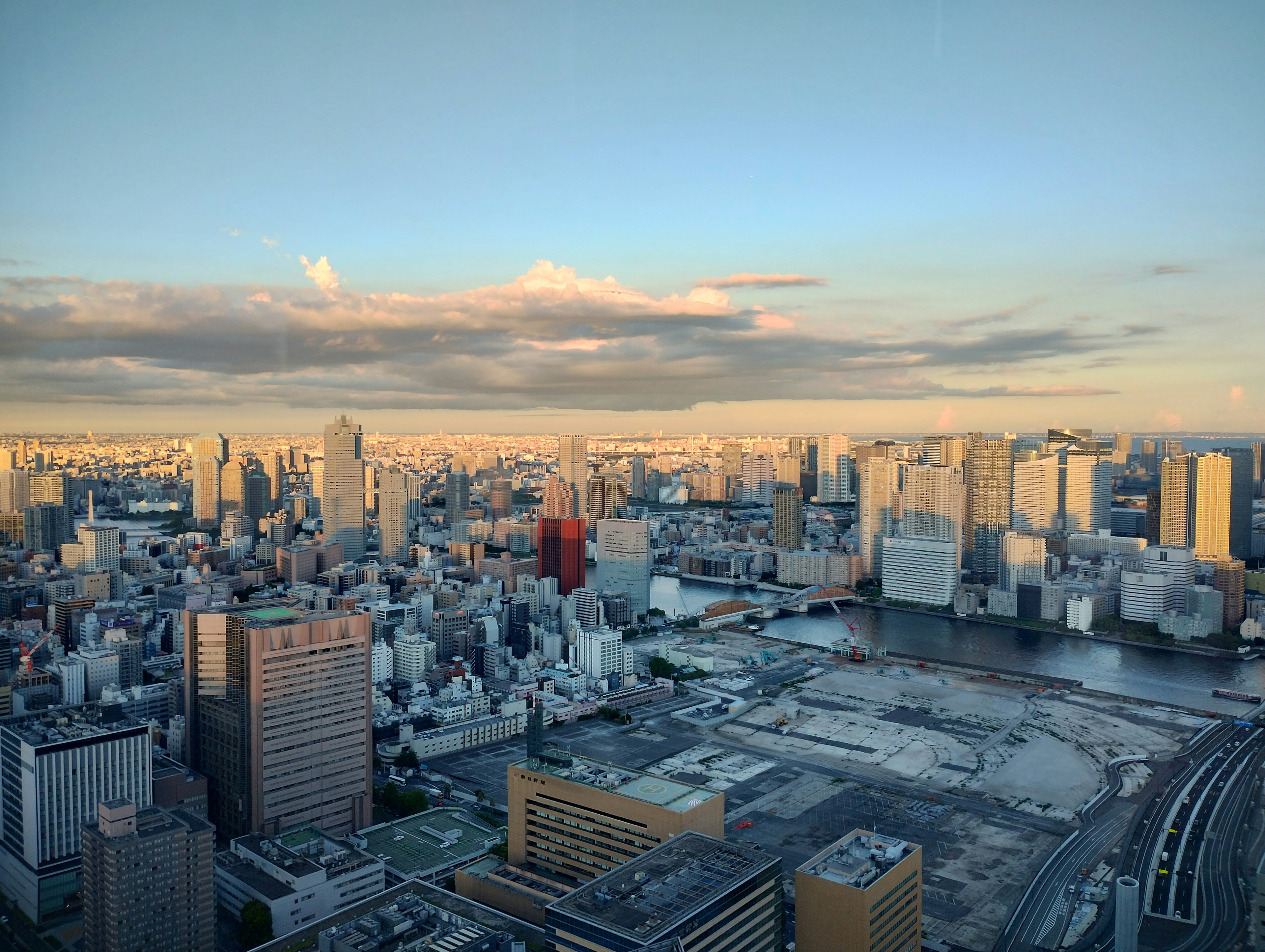 Pemandangan panorama garis langit Tokyo dengan gedung pencakar langit dan sungai