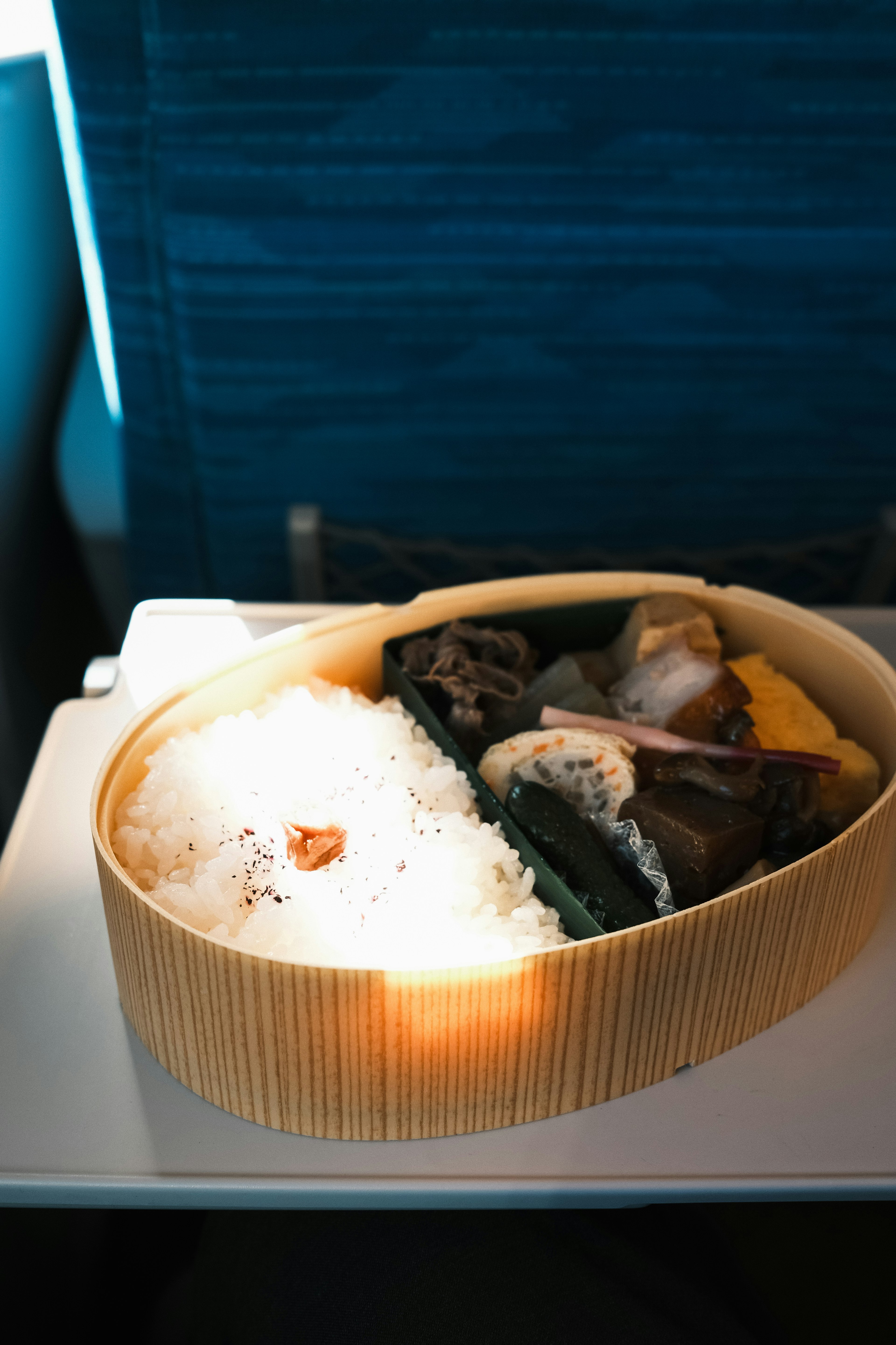 Bento délicieux avec du riz blanc et divers ingrédients dans un récipient en bambou