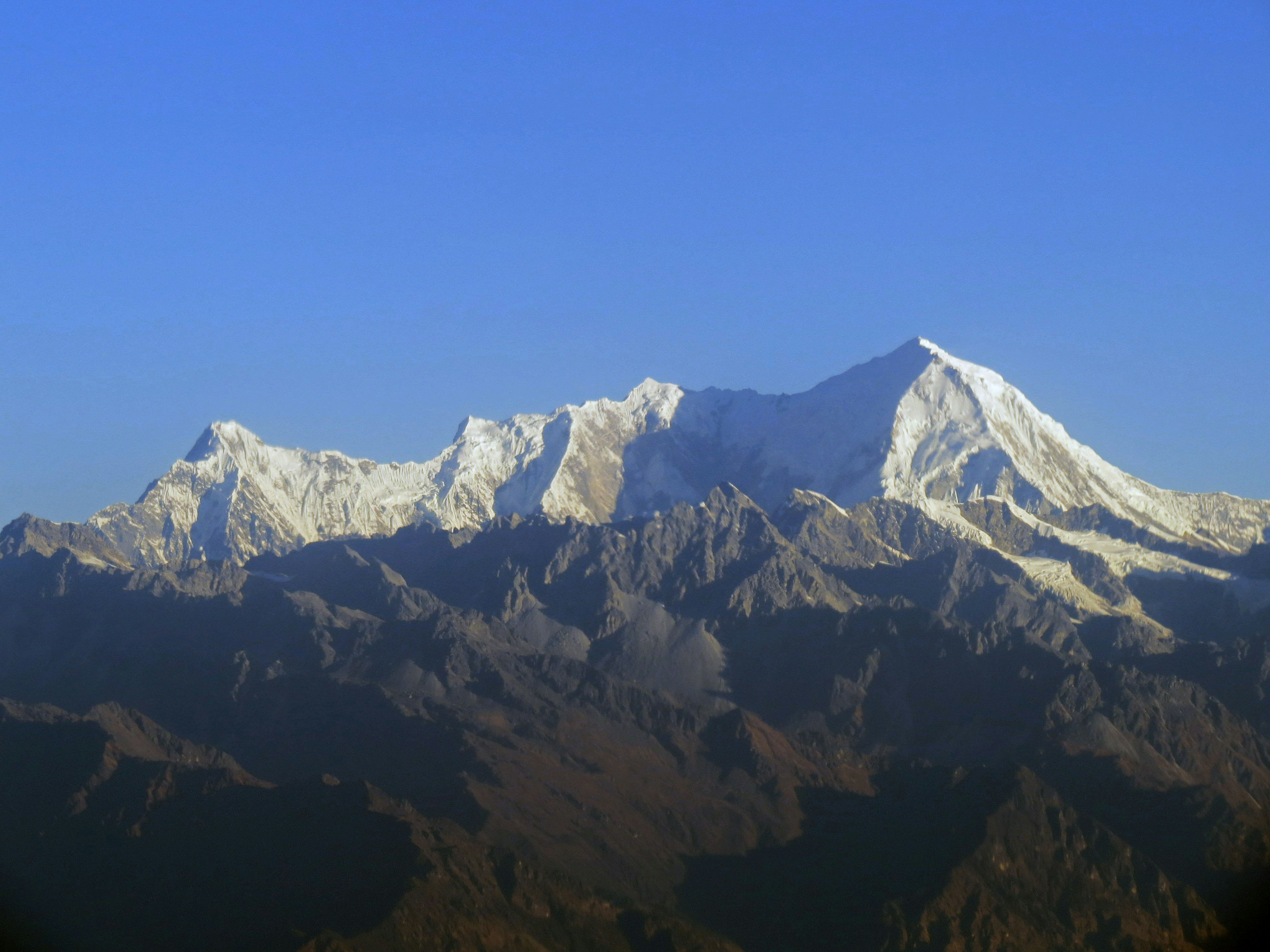 Montagnes enneigées sous un ciel bleu clair