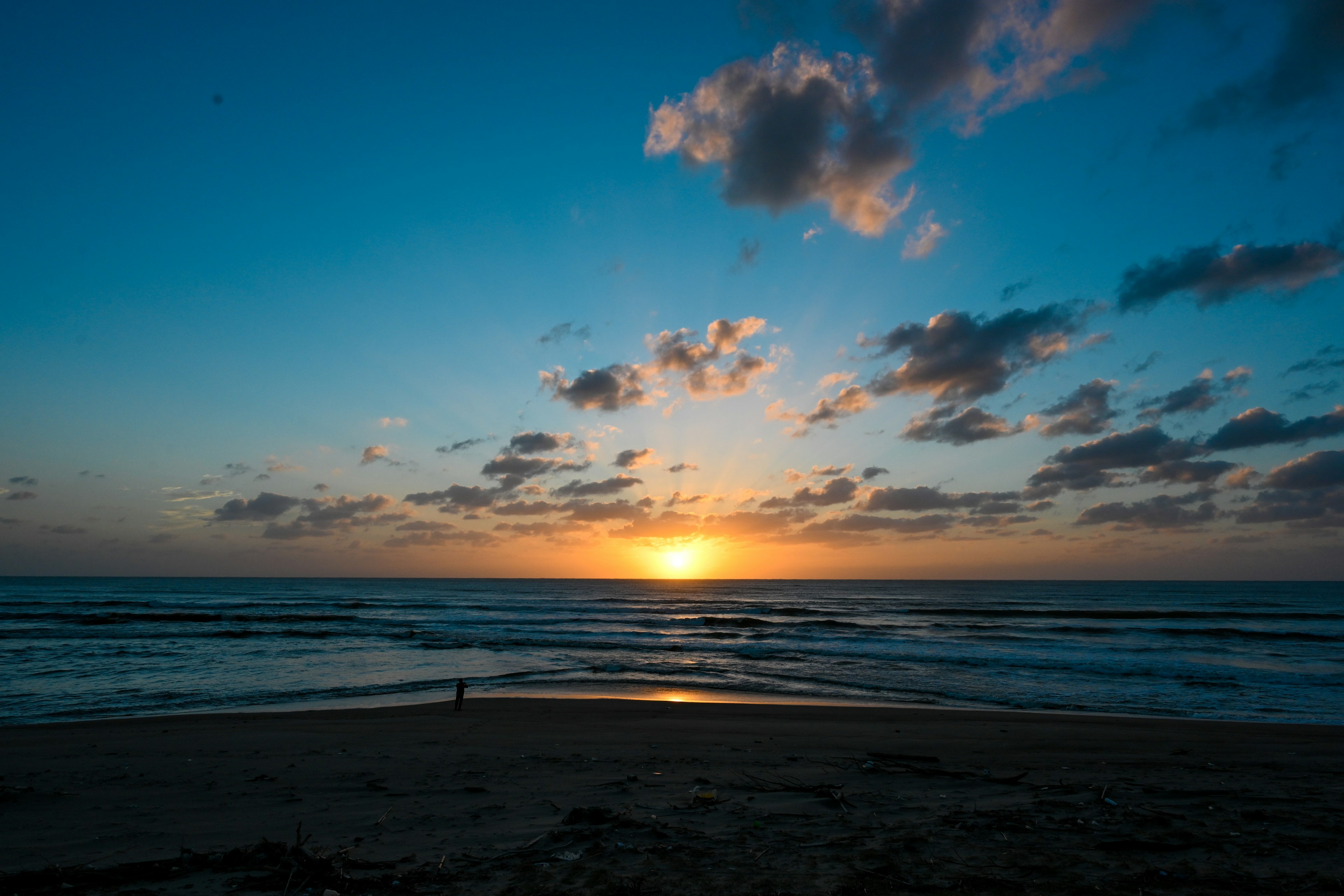 Senja pantai dengan awan dan langit biru