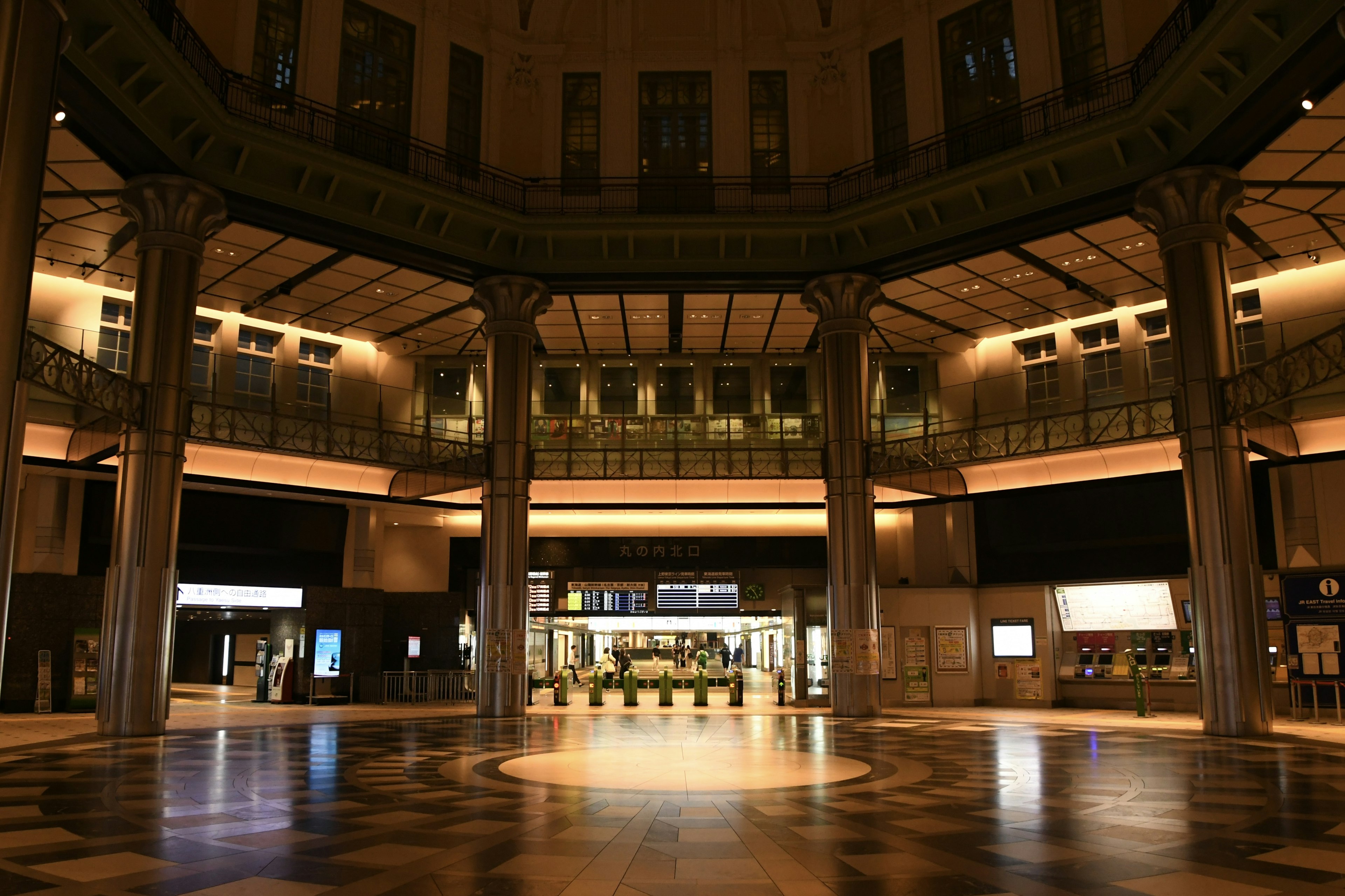 Geräumiges Innere eines Bahnhofs mit schön gewölbter Decke moderne Beleuchtung und auffälligem Marmorboden