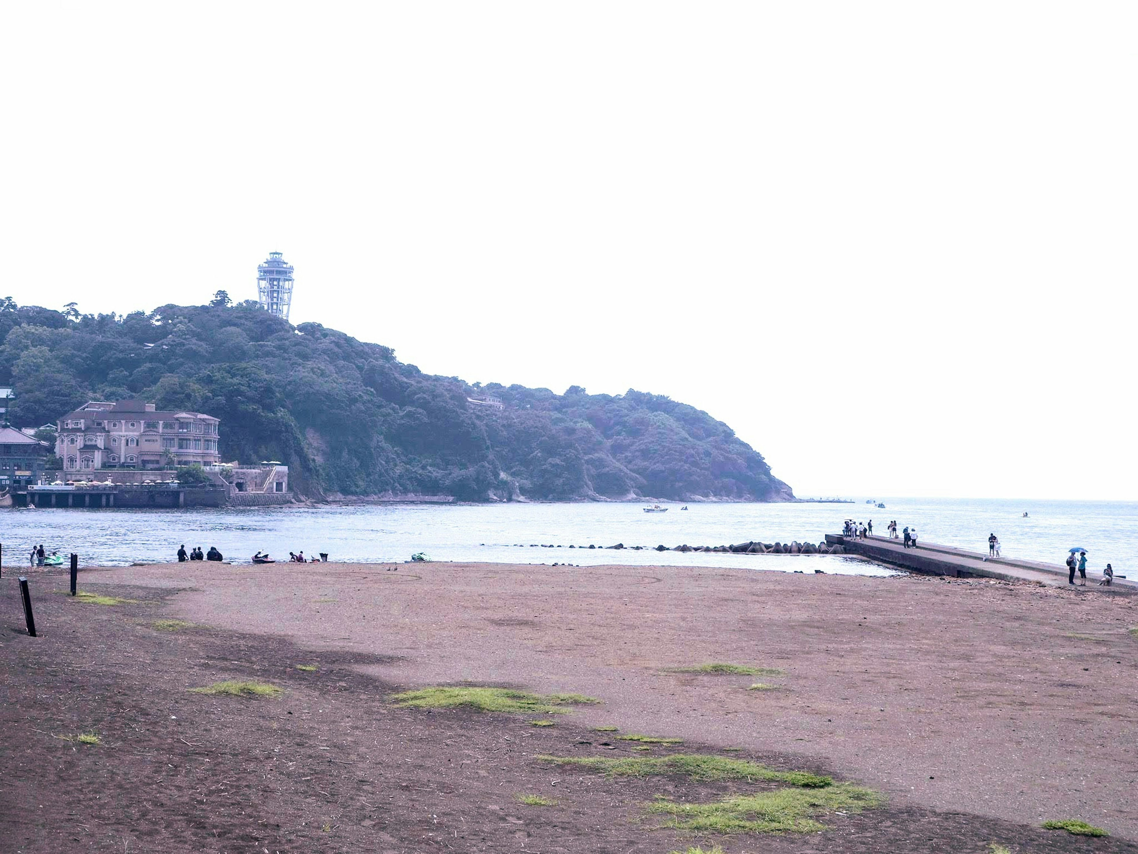 海灘場景，有人和山的背景