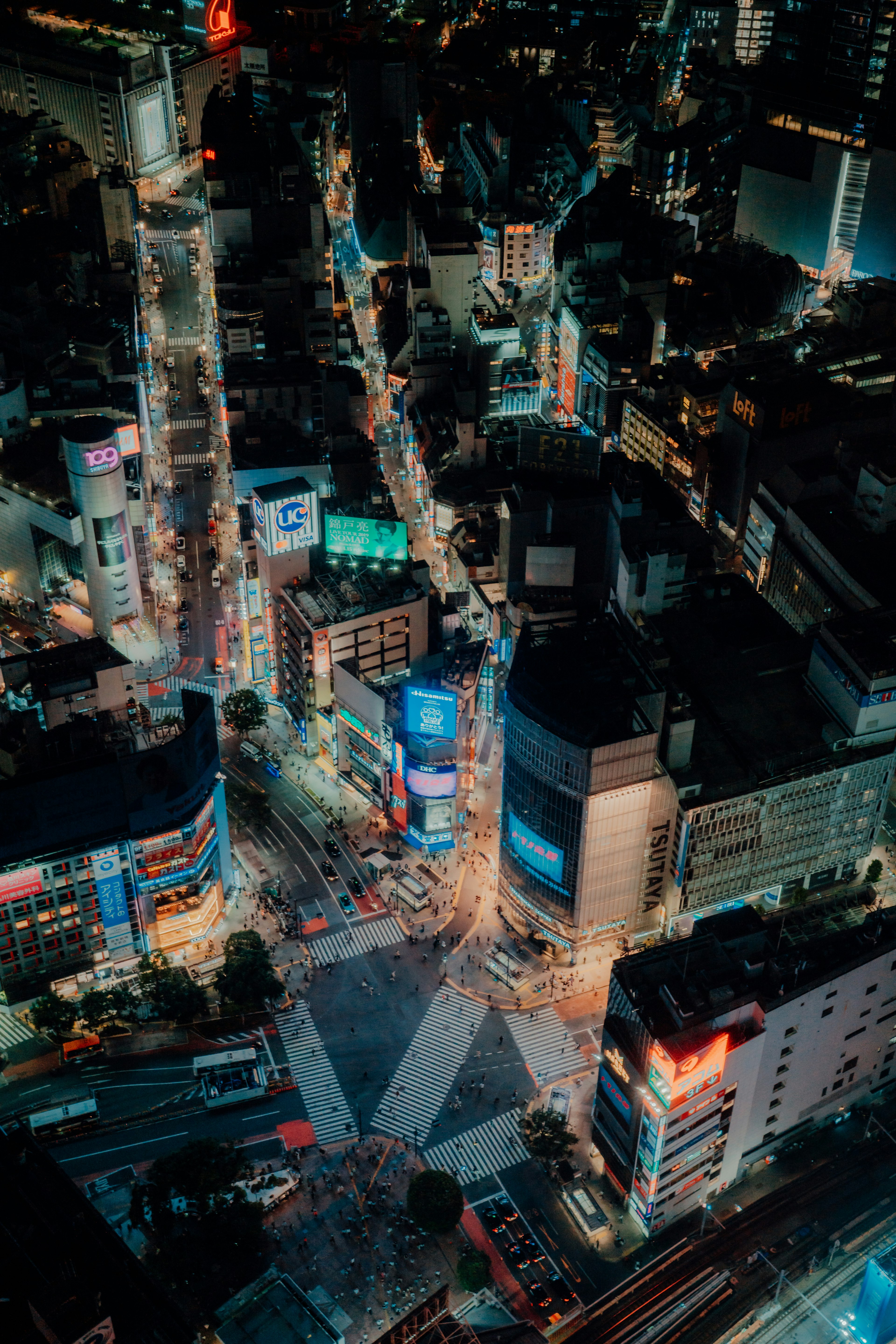 東京城市區域的夜景 空中視角 交叉口燈光