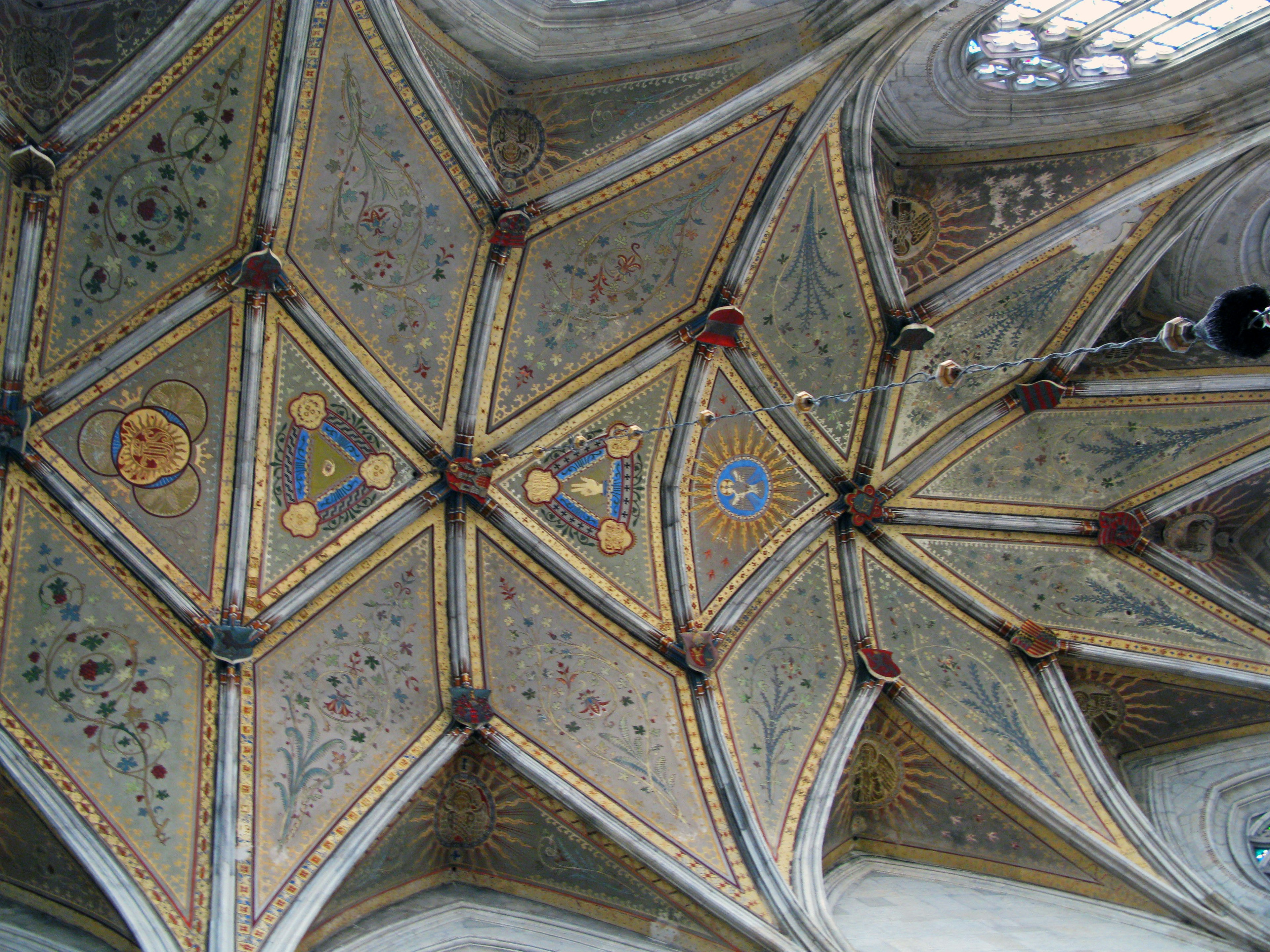 Conception de plafond complexe avec des motifs ornés et des couleurs vives