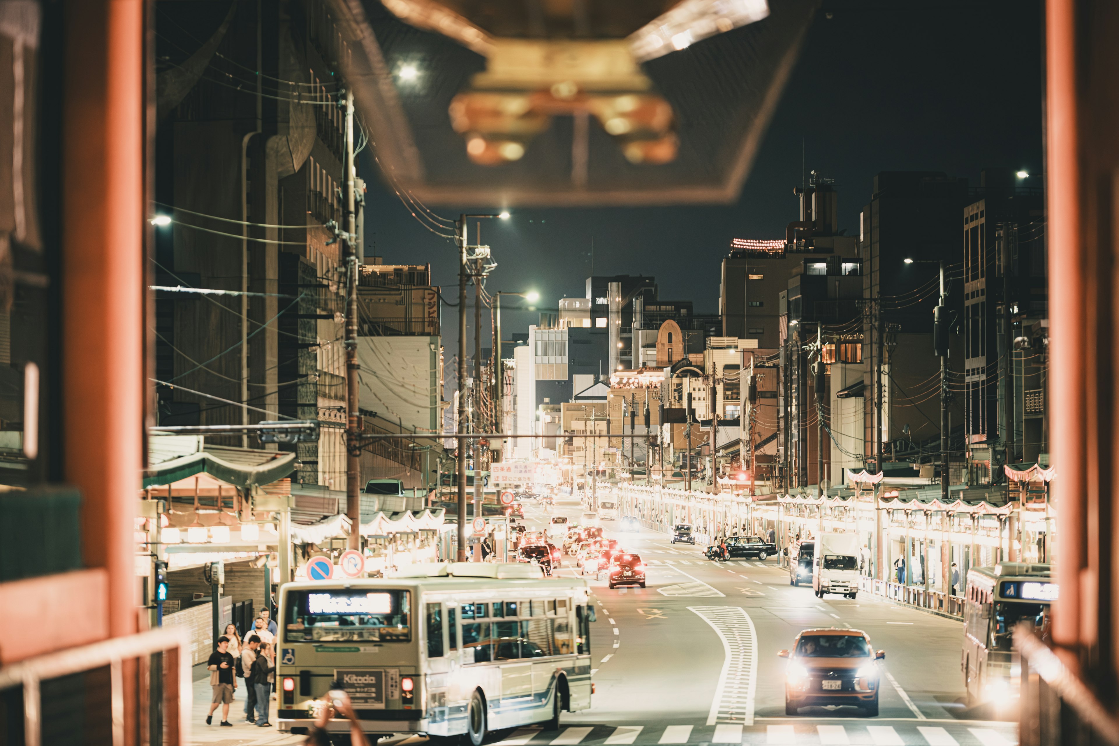 夜间城市景观，车辆和明亮的街灯沿街而立