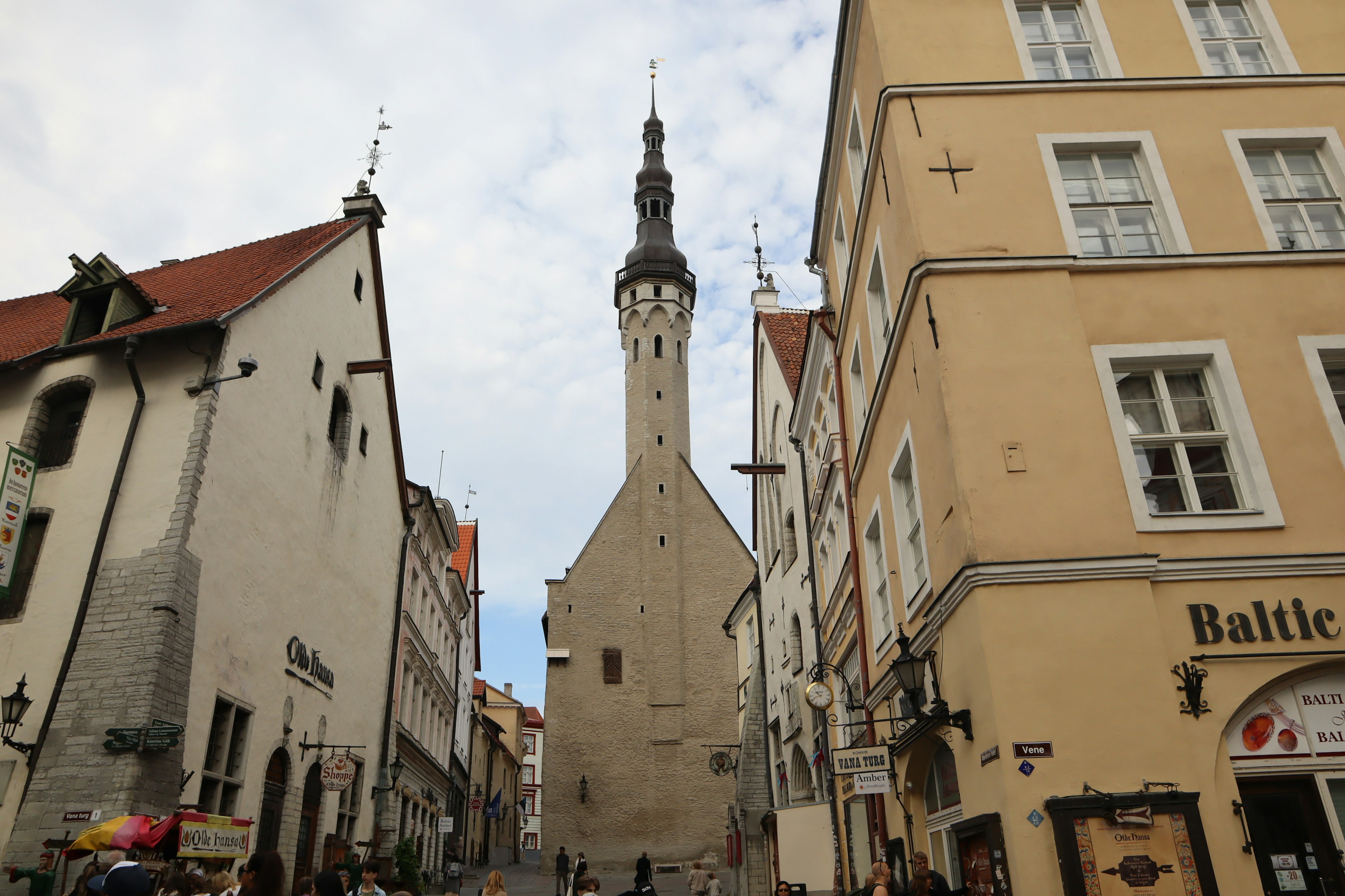 Menara jam abad pertengahan dan bangunan batu di Kota Tua Tallinn