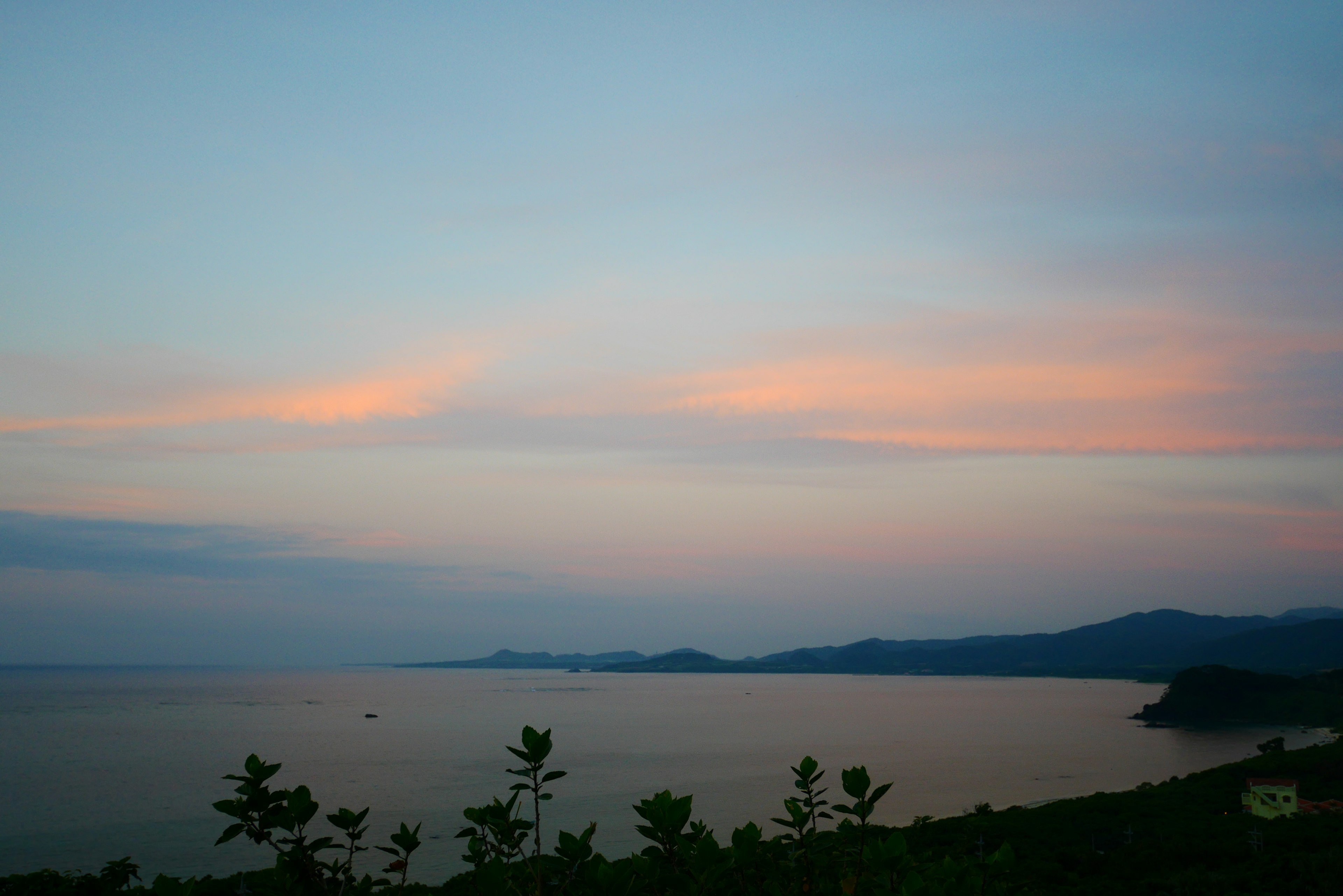 穏やかな海と夕焼けの空の風景