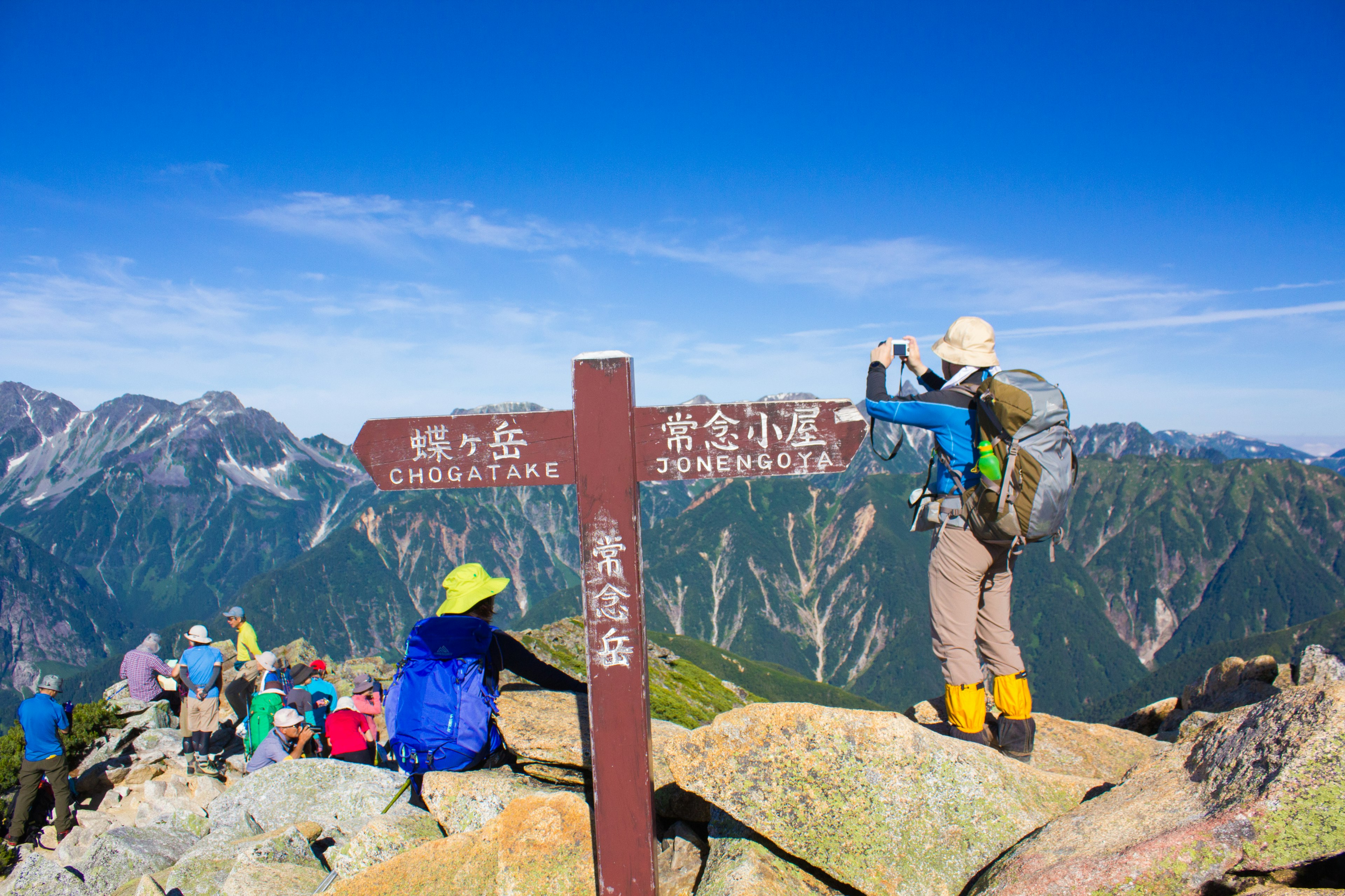 Scène de randonnée au sommet de la montagne avec panneau