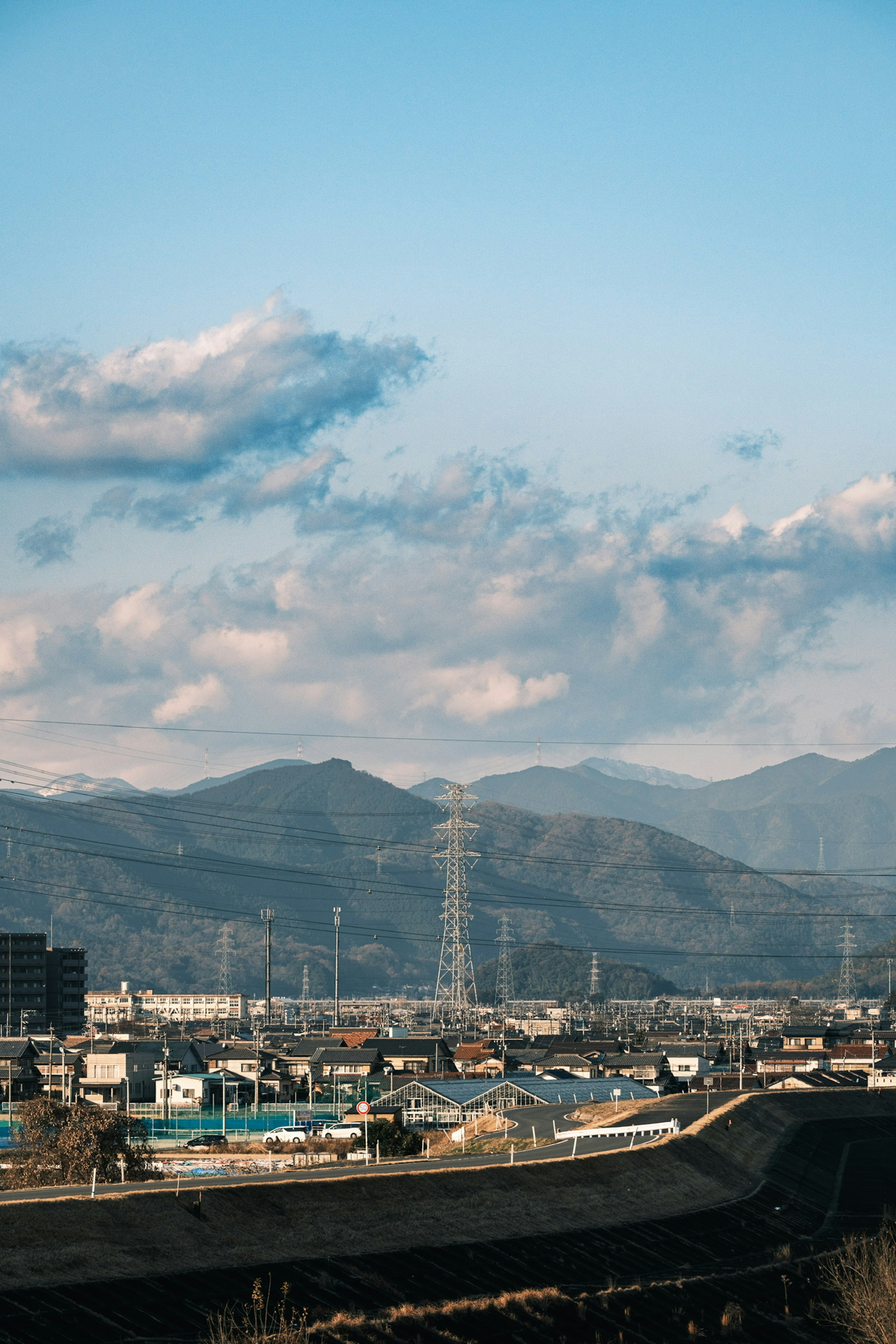 青空と雲が広がる山々の風景と都市の景観