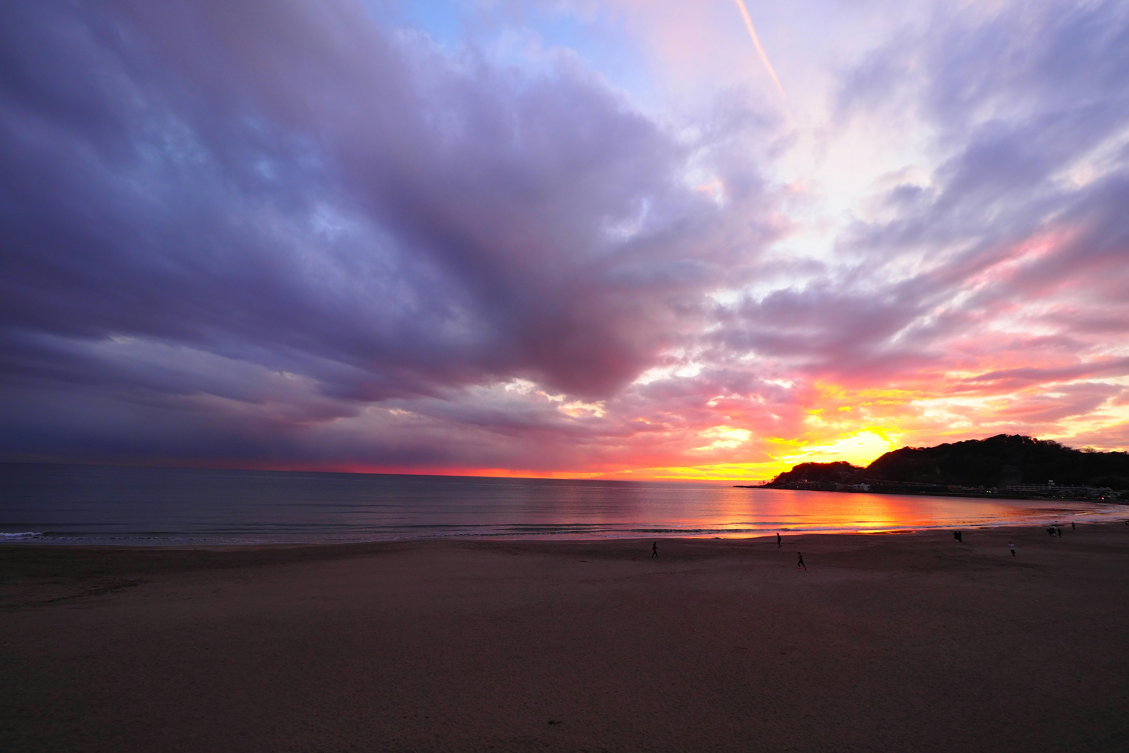 Senja pantai dengan warna cerah dan air tenang