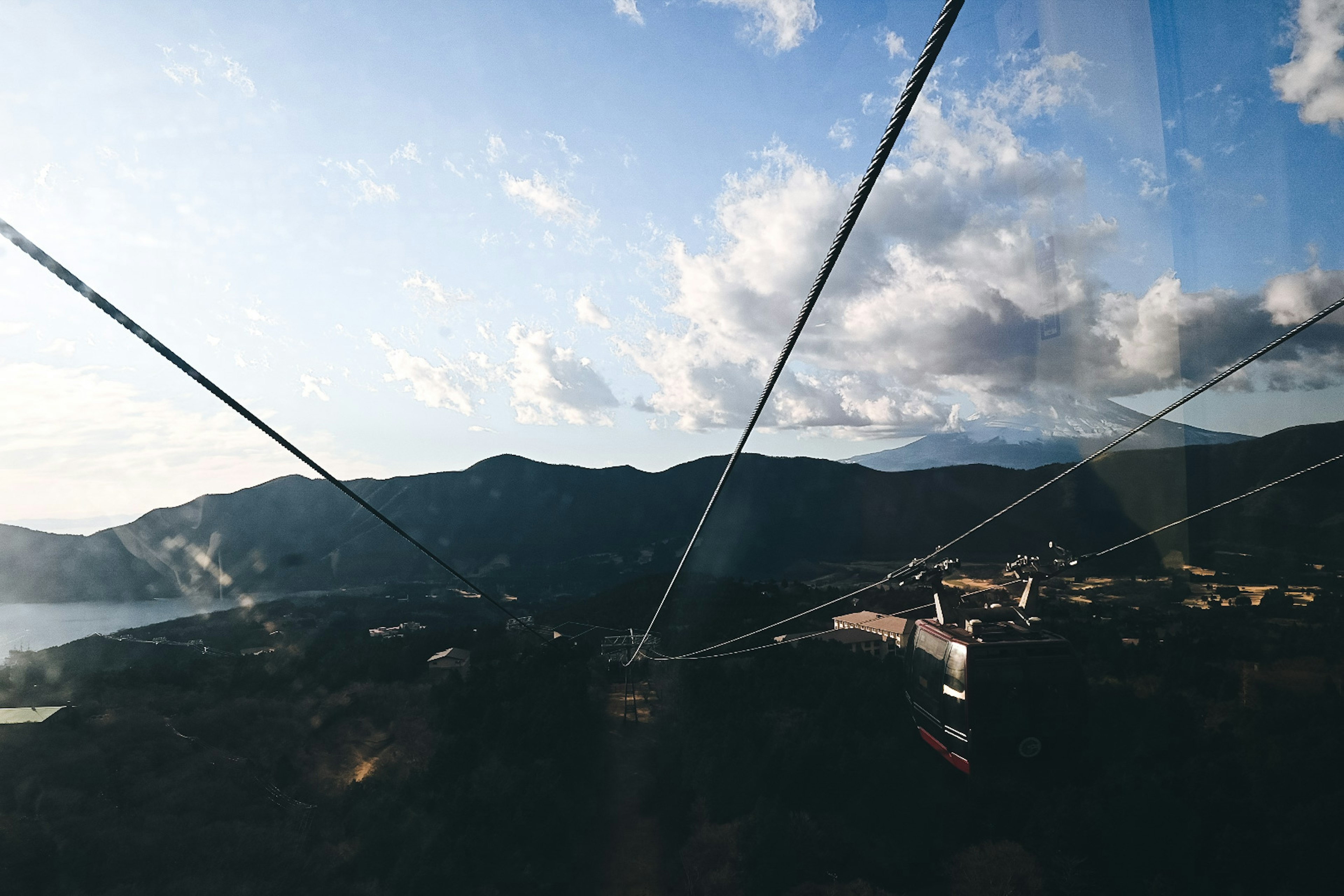 山々と空を背景にしたケーブルカーの風景