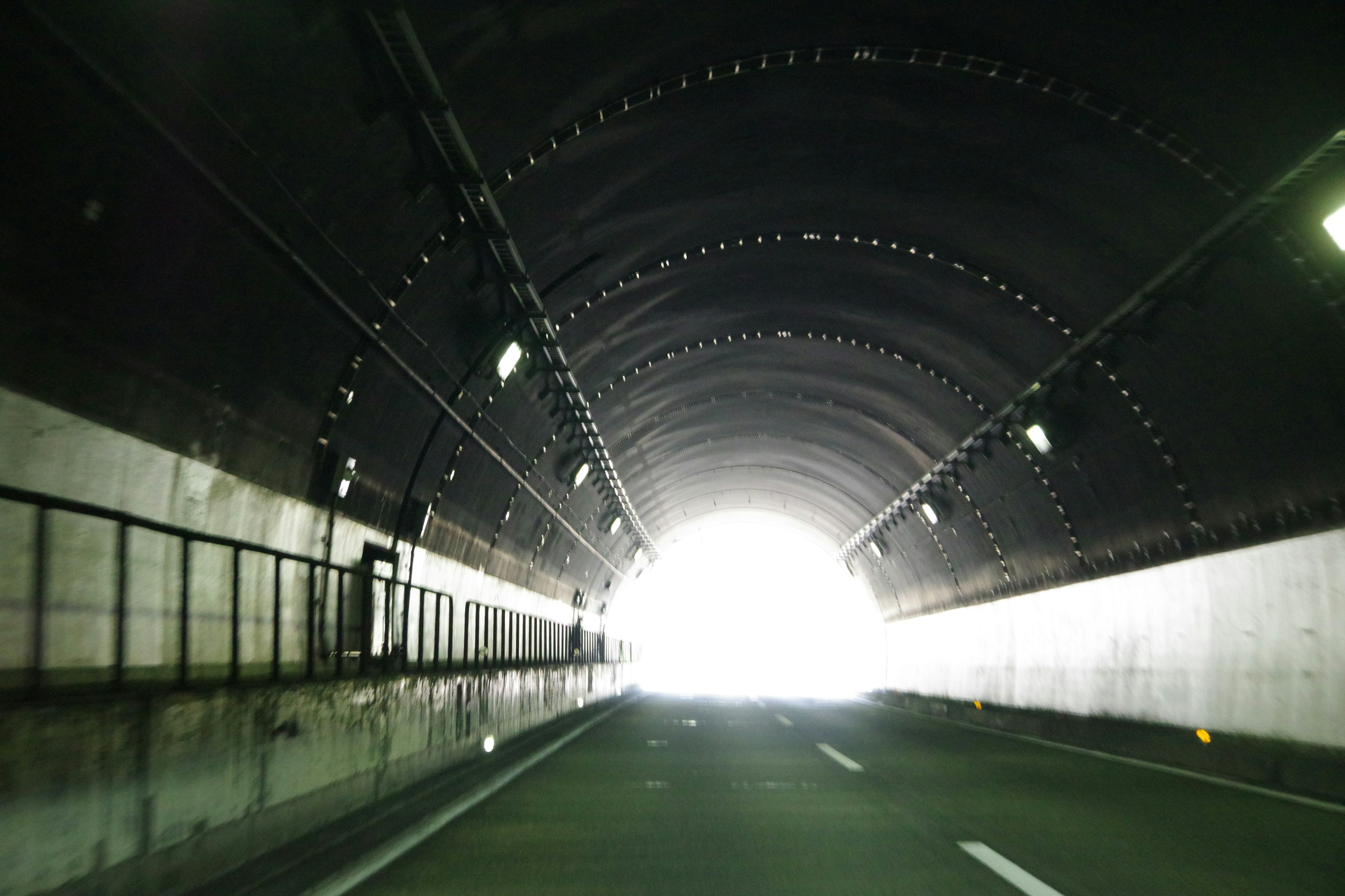 Vista dall'interno di un tunnel verso una luce brillante