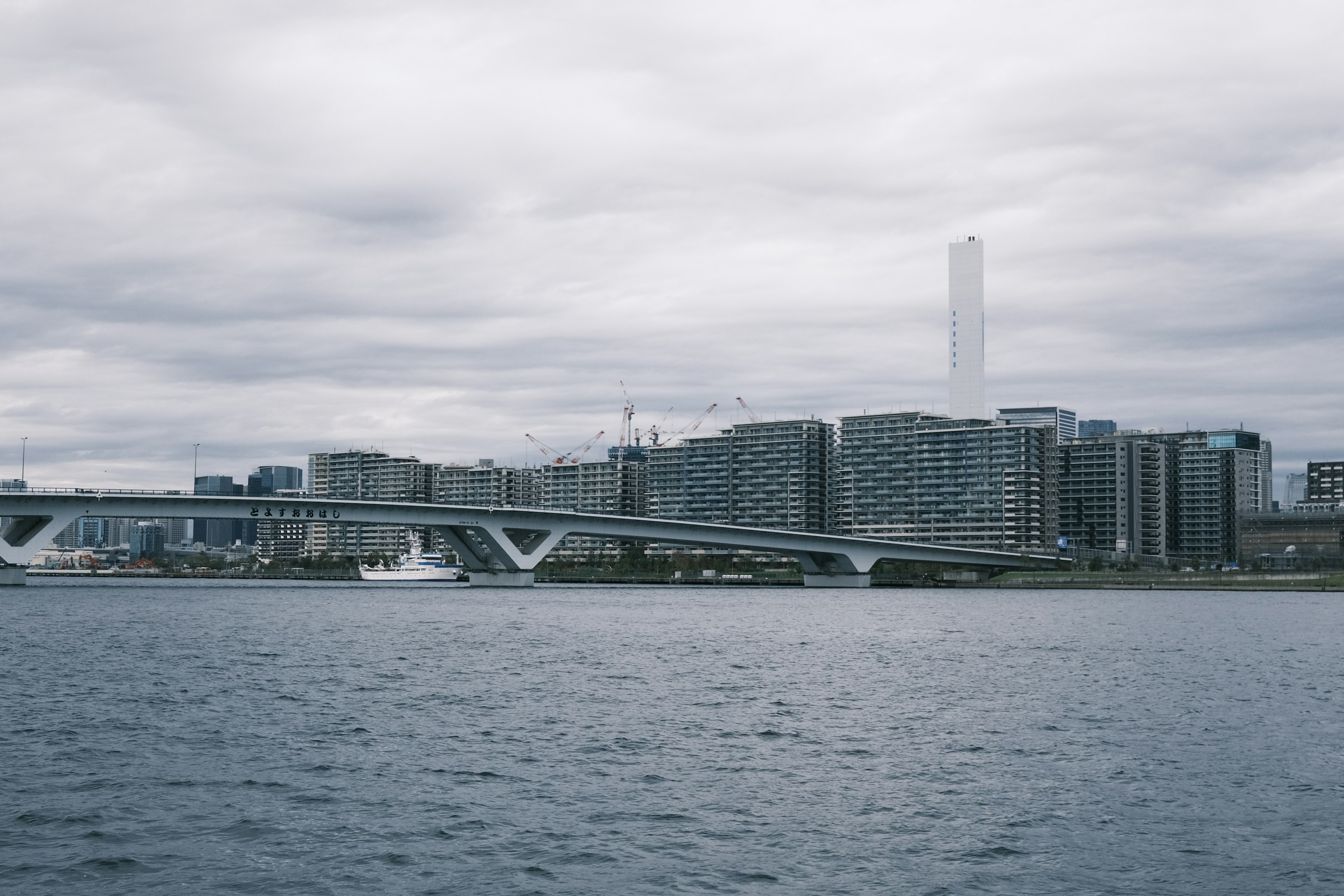 Paesaggio urbano moderno con un ponte sotto un cielo nuvoloso