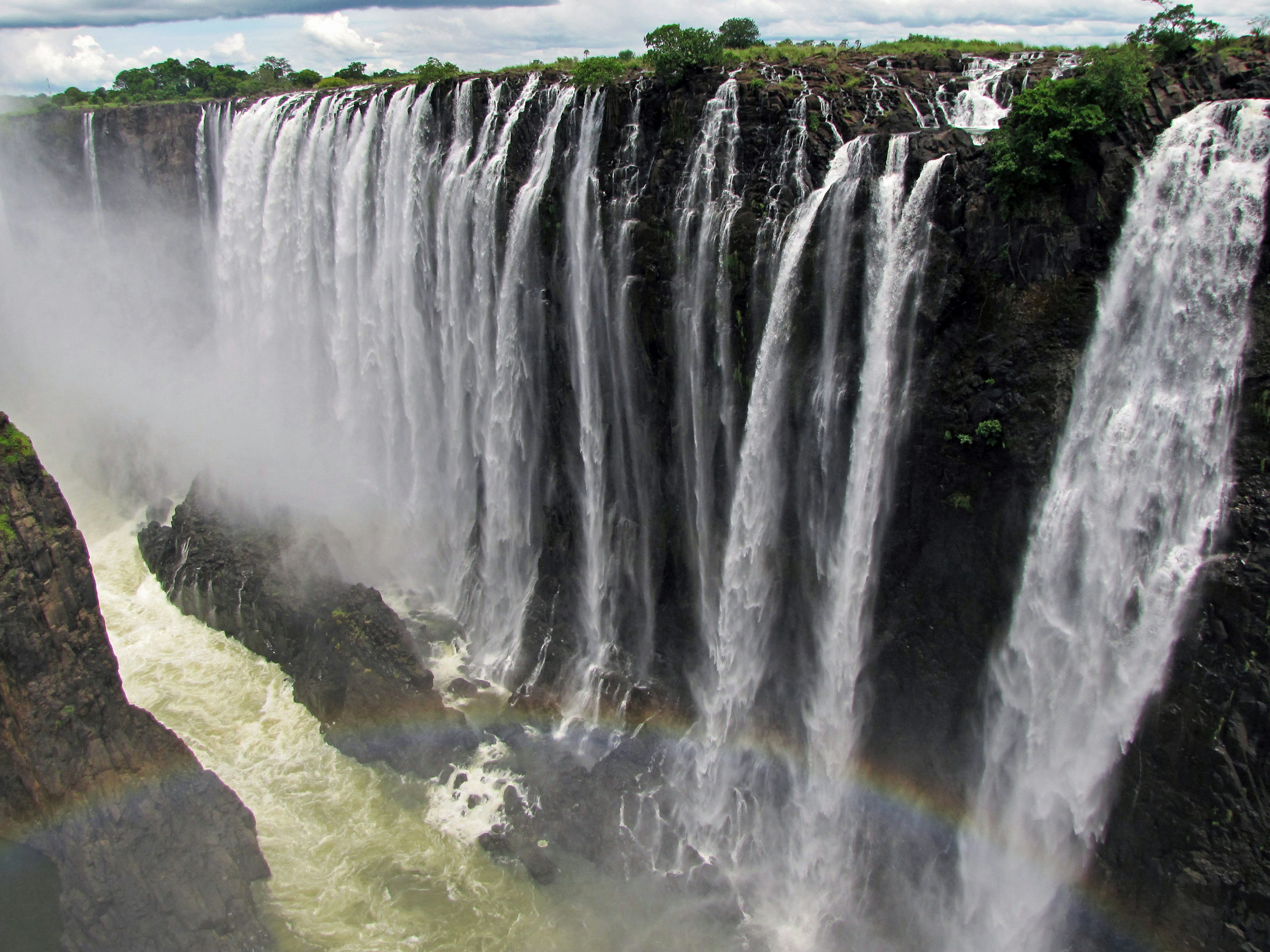 Majestuosa cascada con efectos de niebla