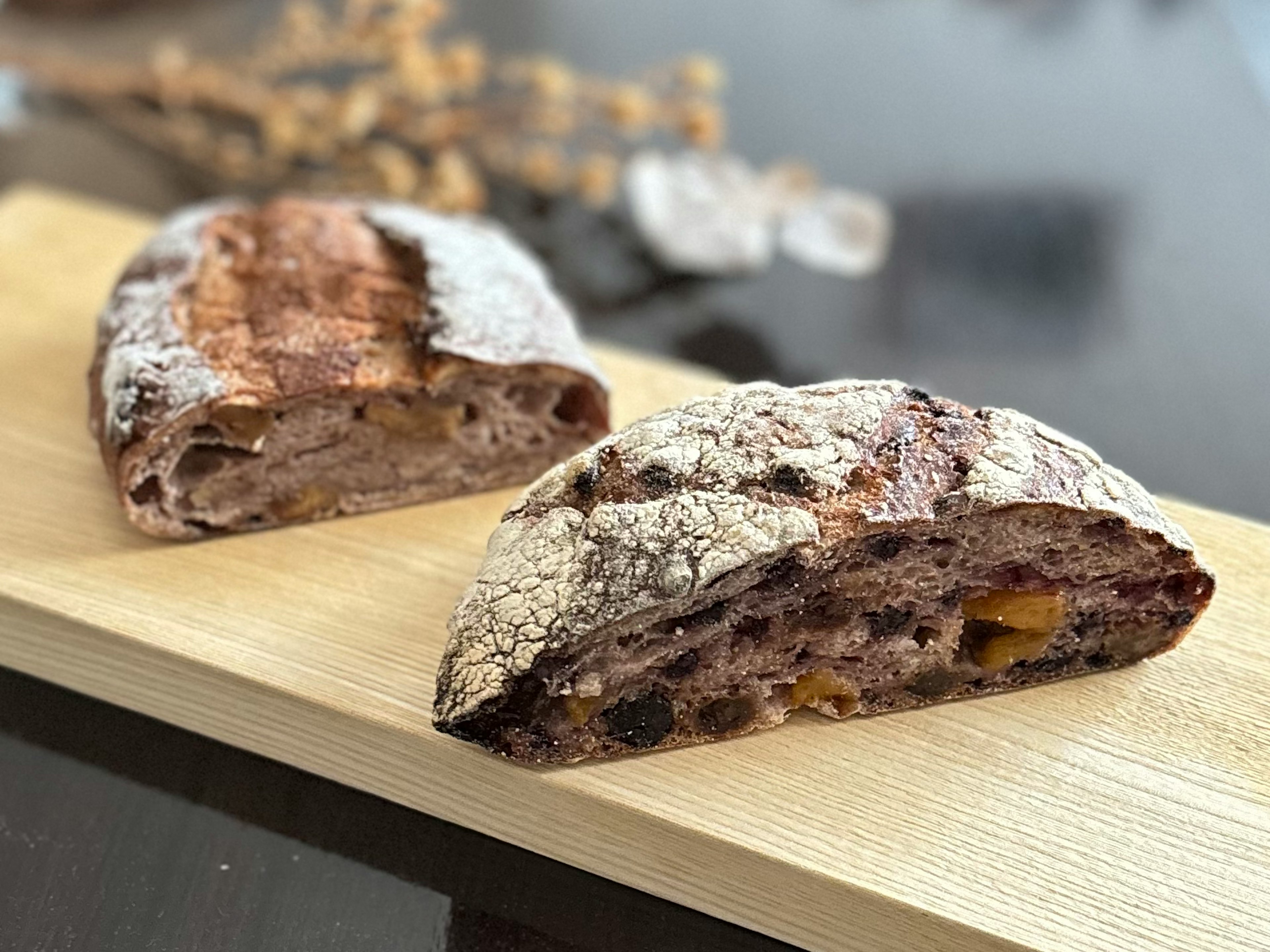 Un pane duro e la sua sezione trasversale su un tagliere di legno