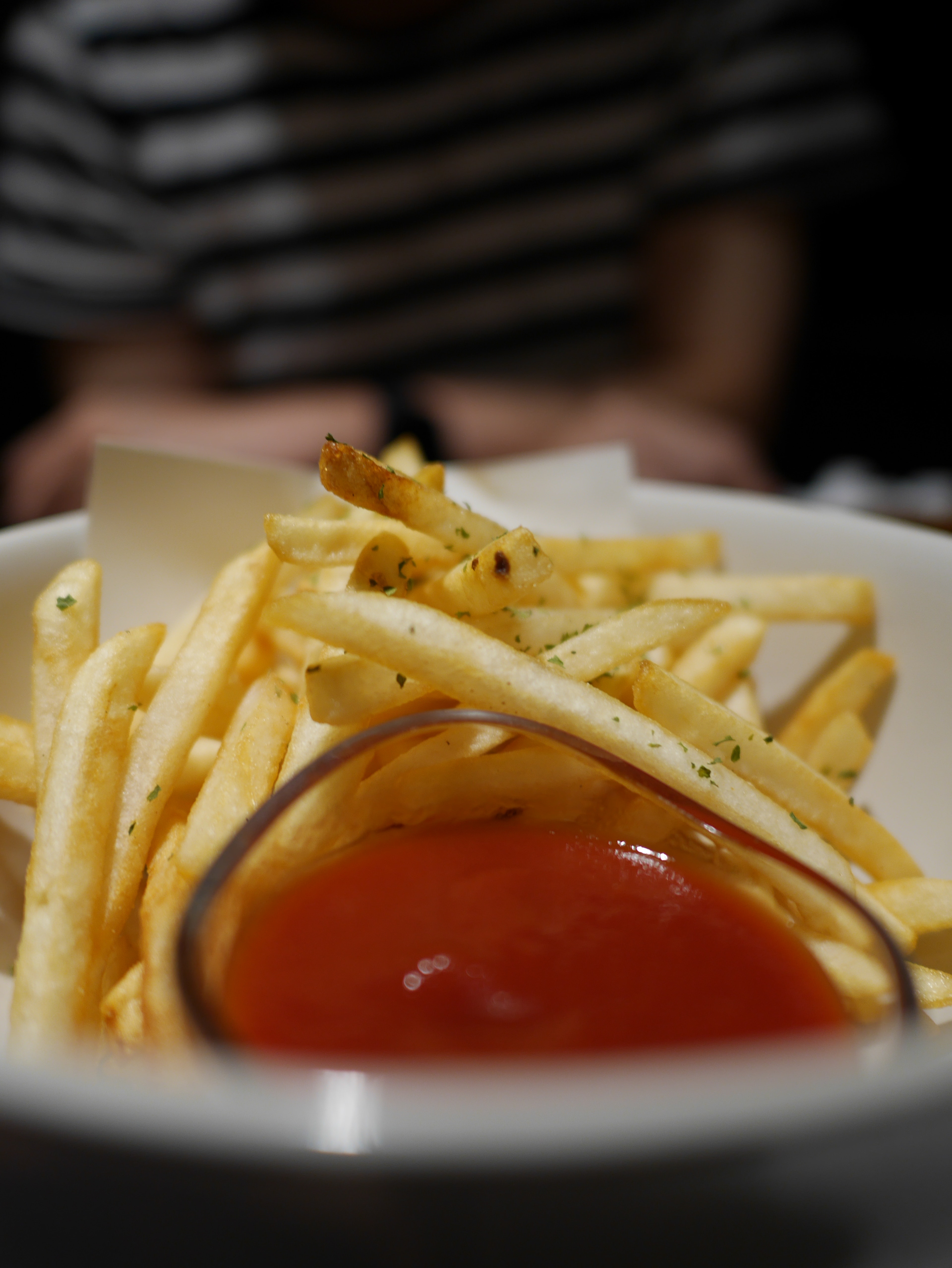 Kentang goreng renyah disajikan dengan saus tomat