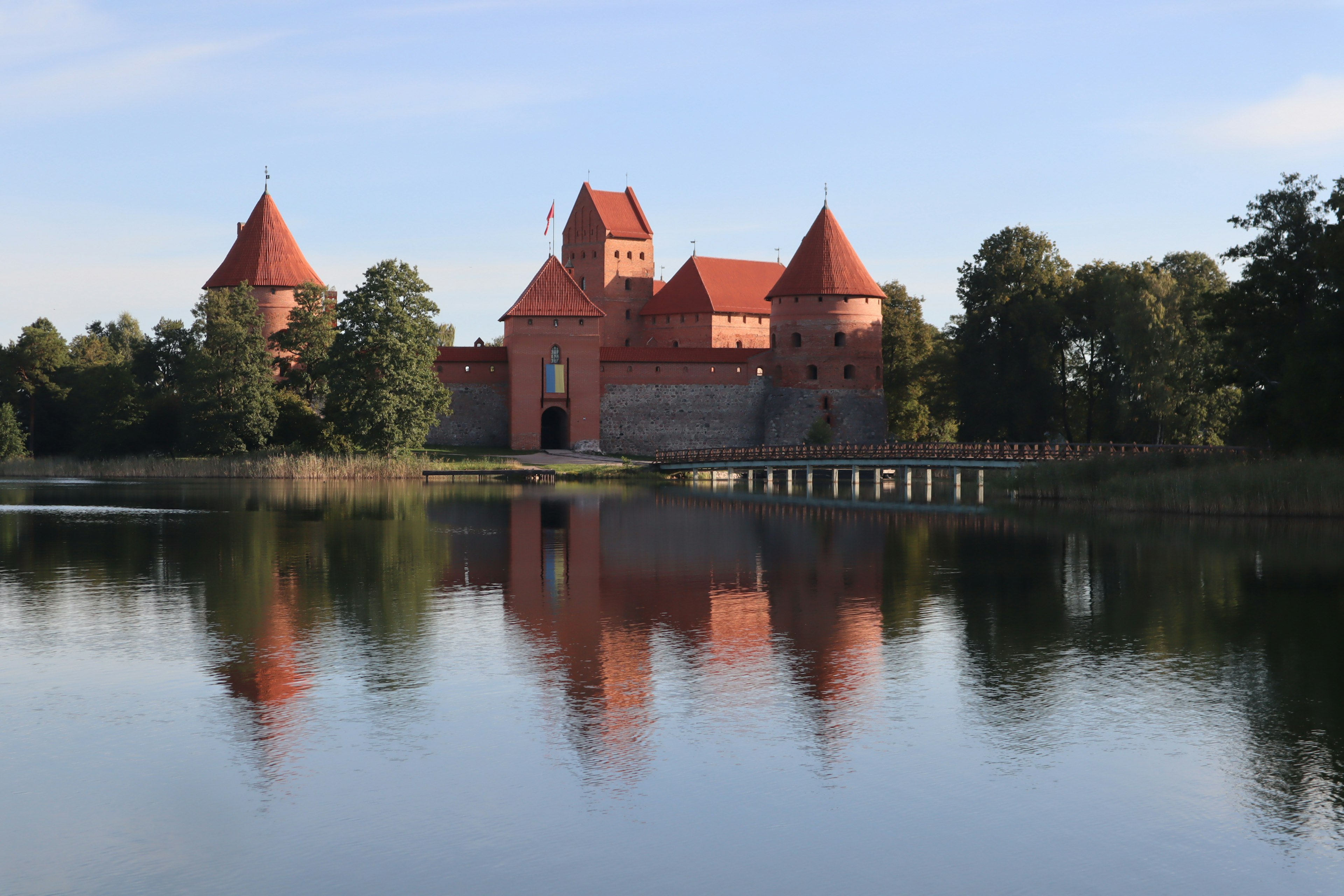 Castillo de Trakai reflejado en un lago sereno