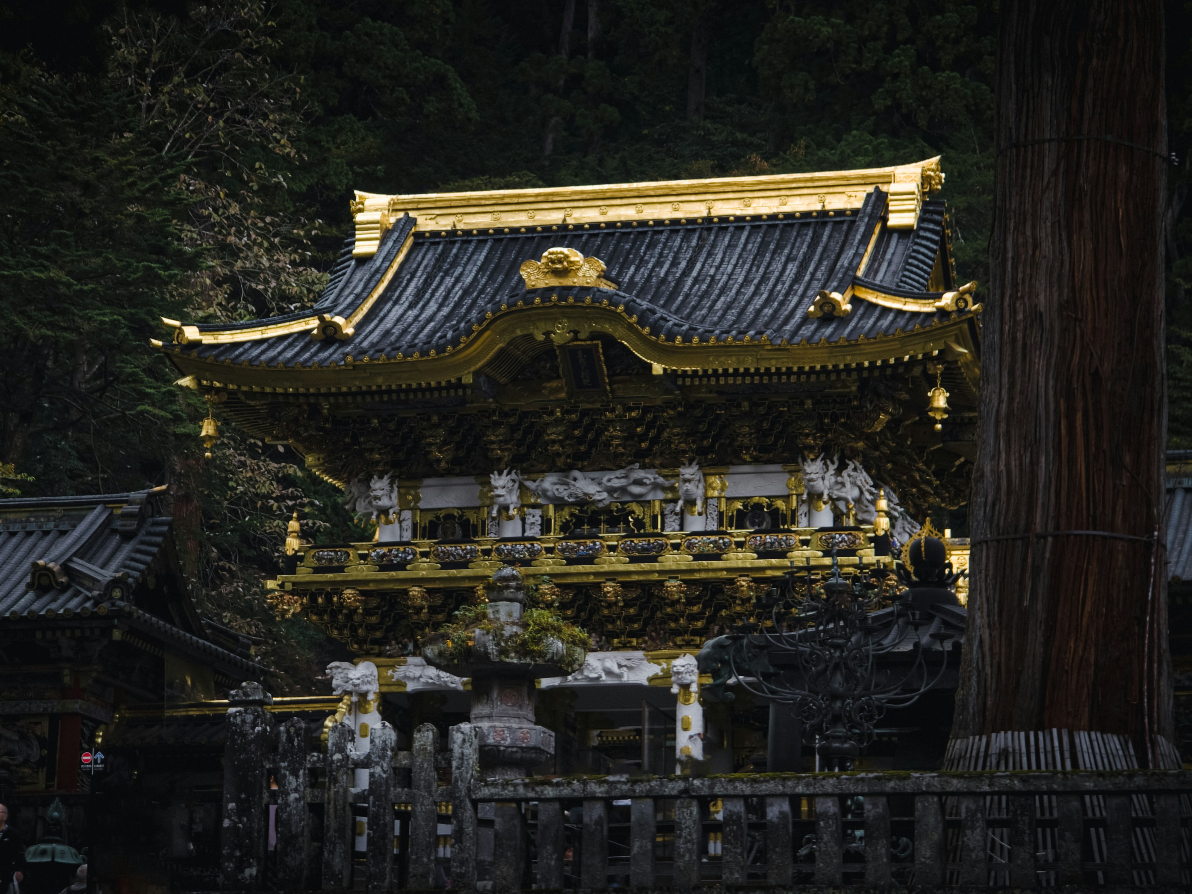 Edificio de santuario japonés adornado con hermosas decoraciones doradas