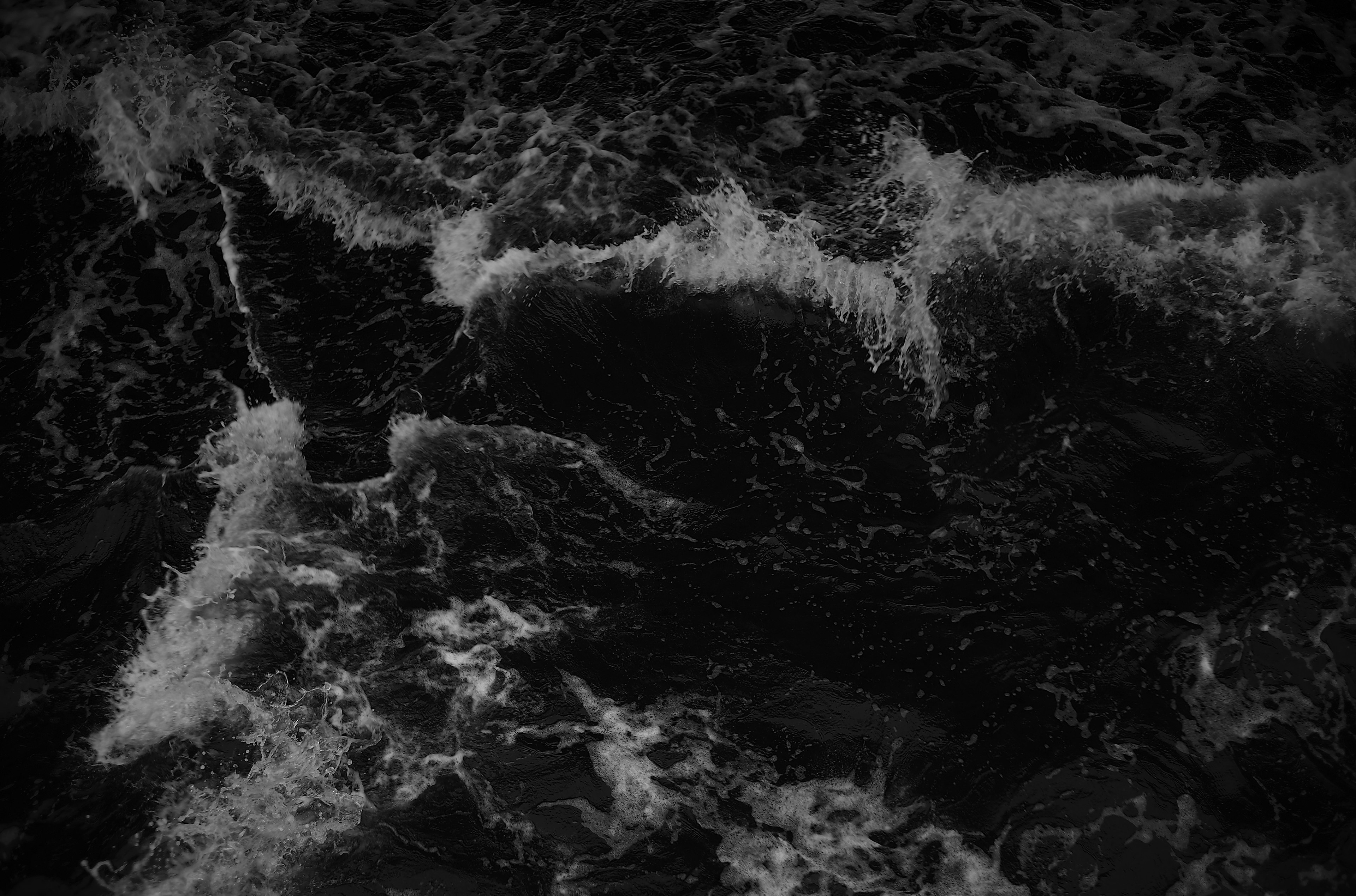 Image highlighting the movement of waves in a dark ocean