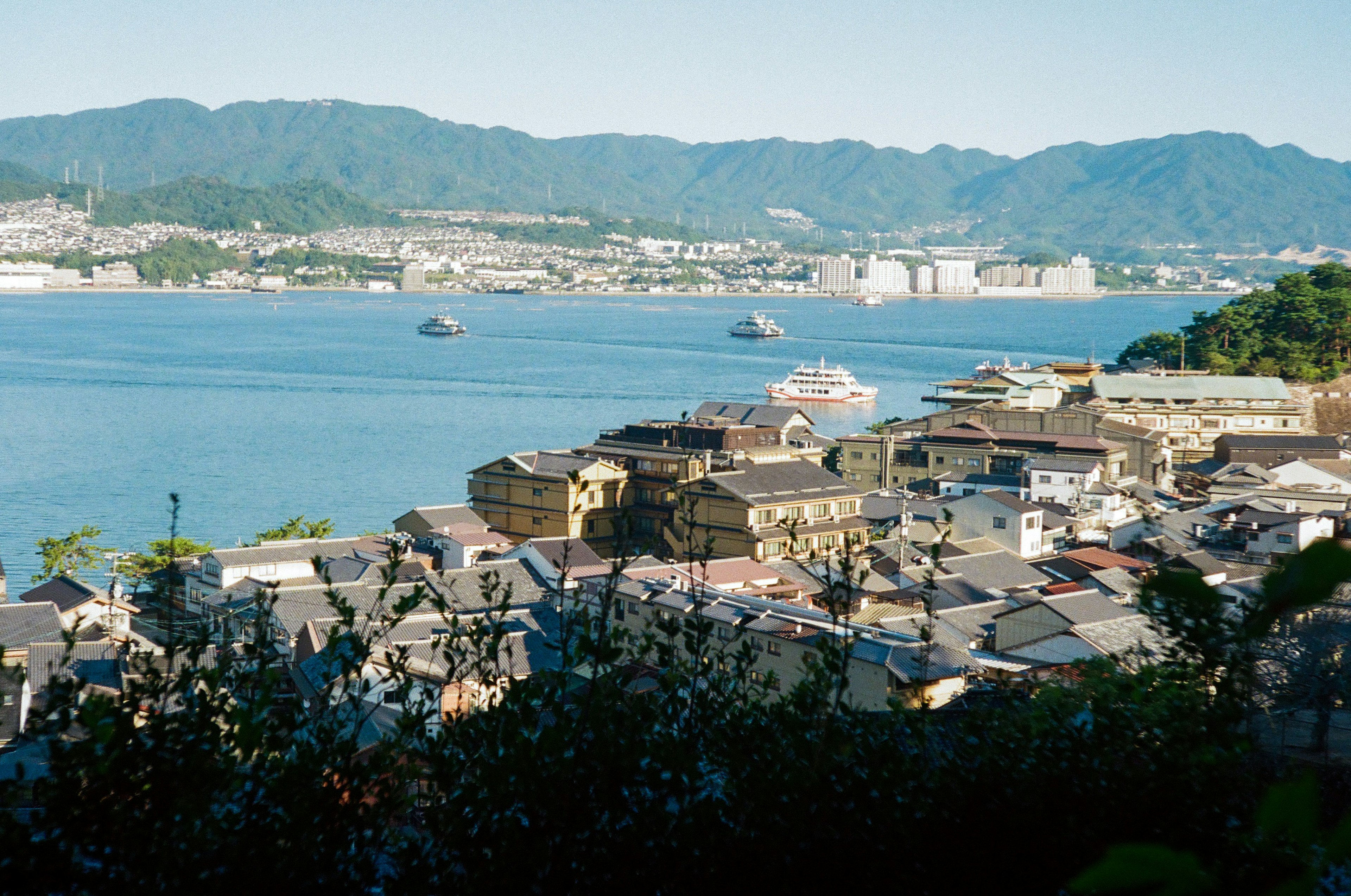 Malersiche Aussicht auf eine Stadt umgeben von Bergen und Wasser