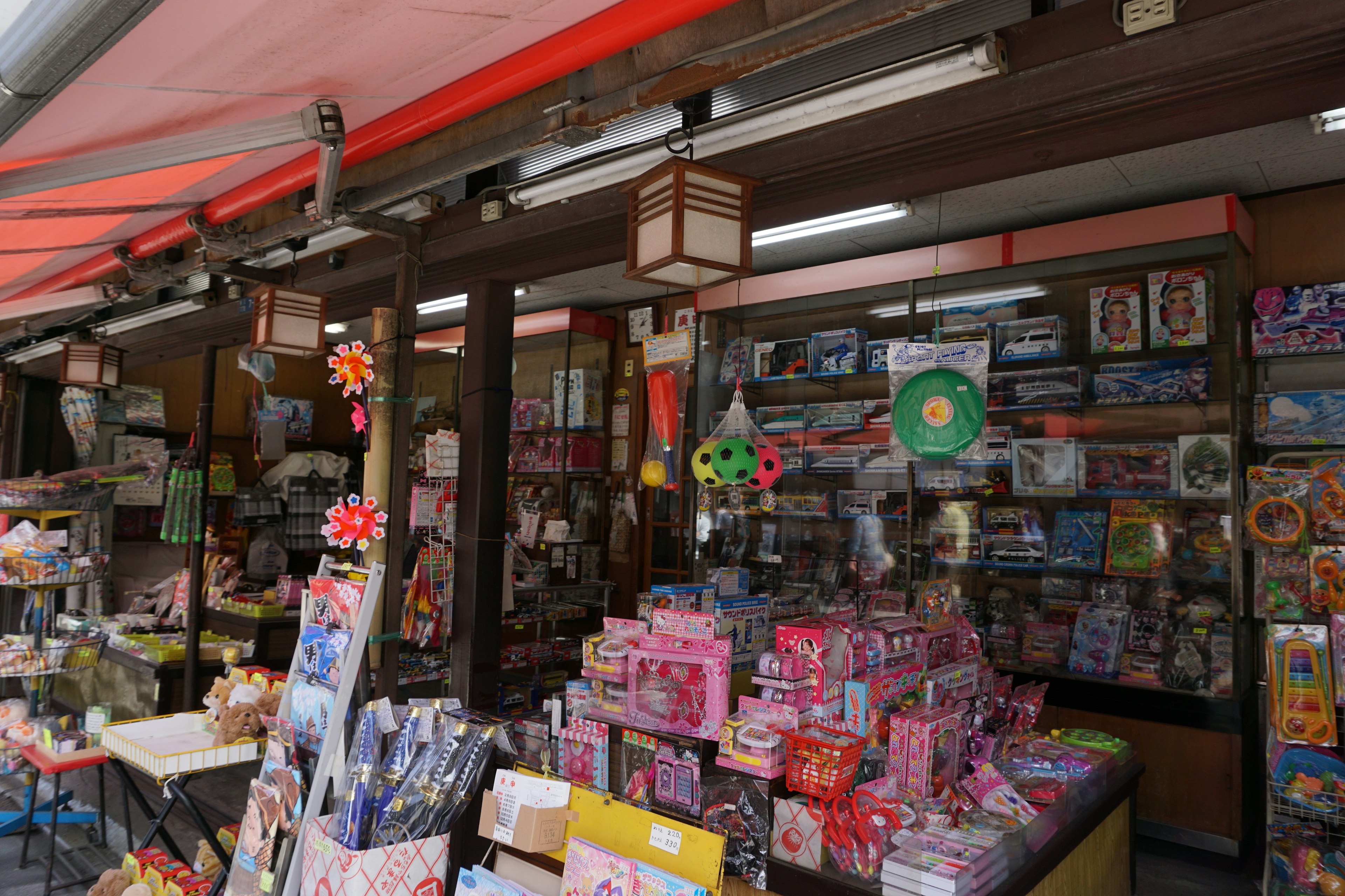 Une vitrine colorée d'un magasin de variété avec une gamme de produits créant une atmosphère animée