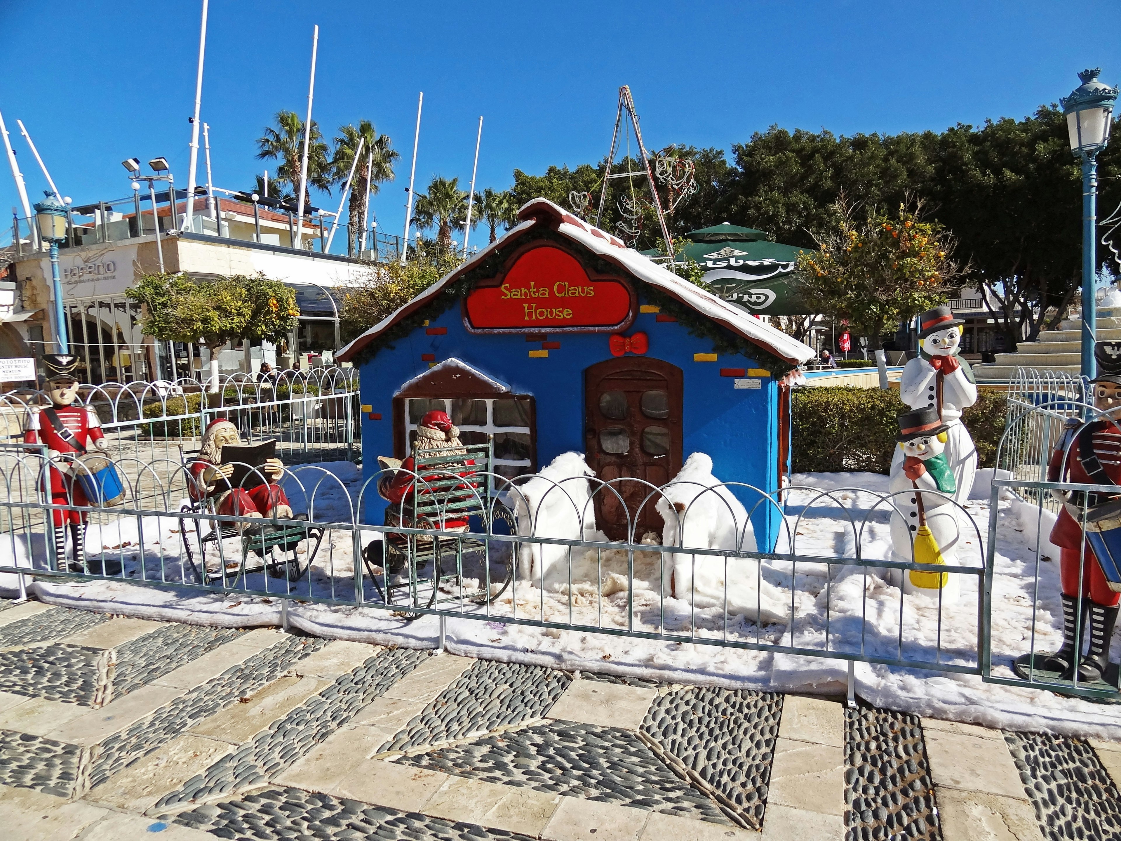 Casa colorida de Santa con decoraciones de nieve en un ambiente festivo