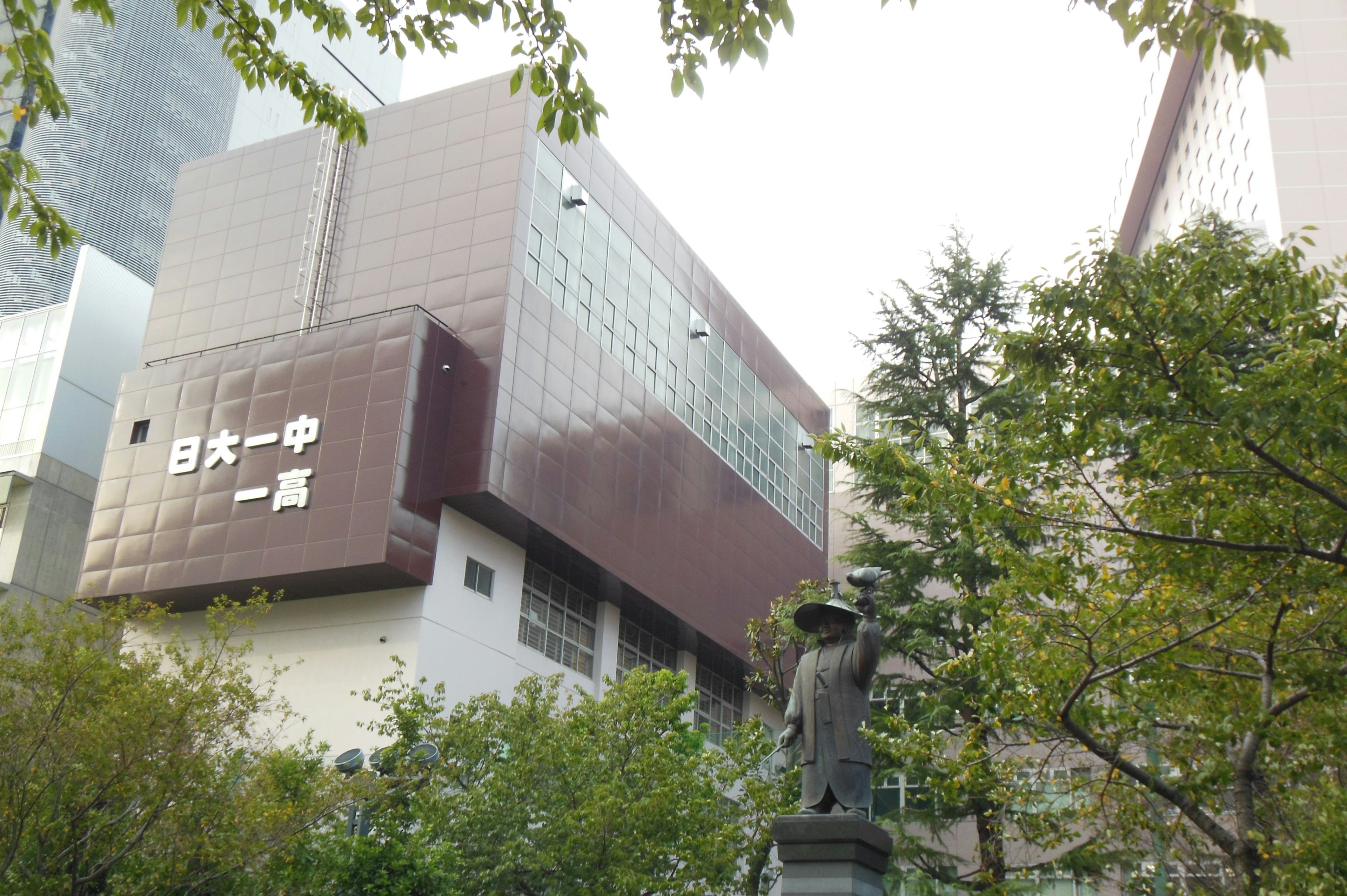 日本大学の建物と周囲の緑の風景