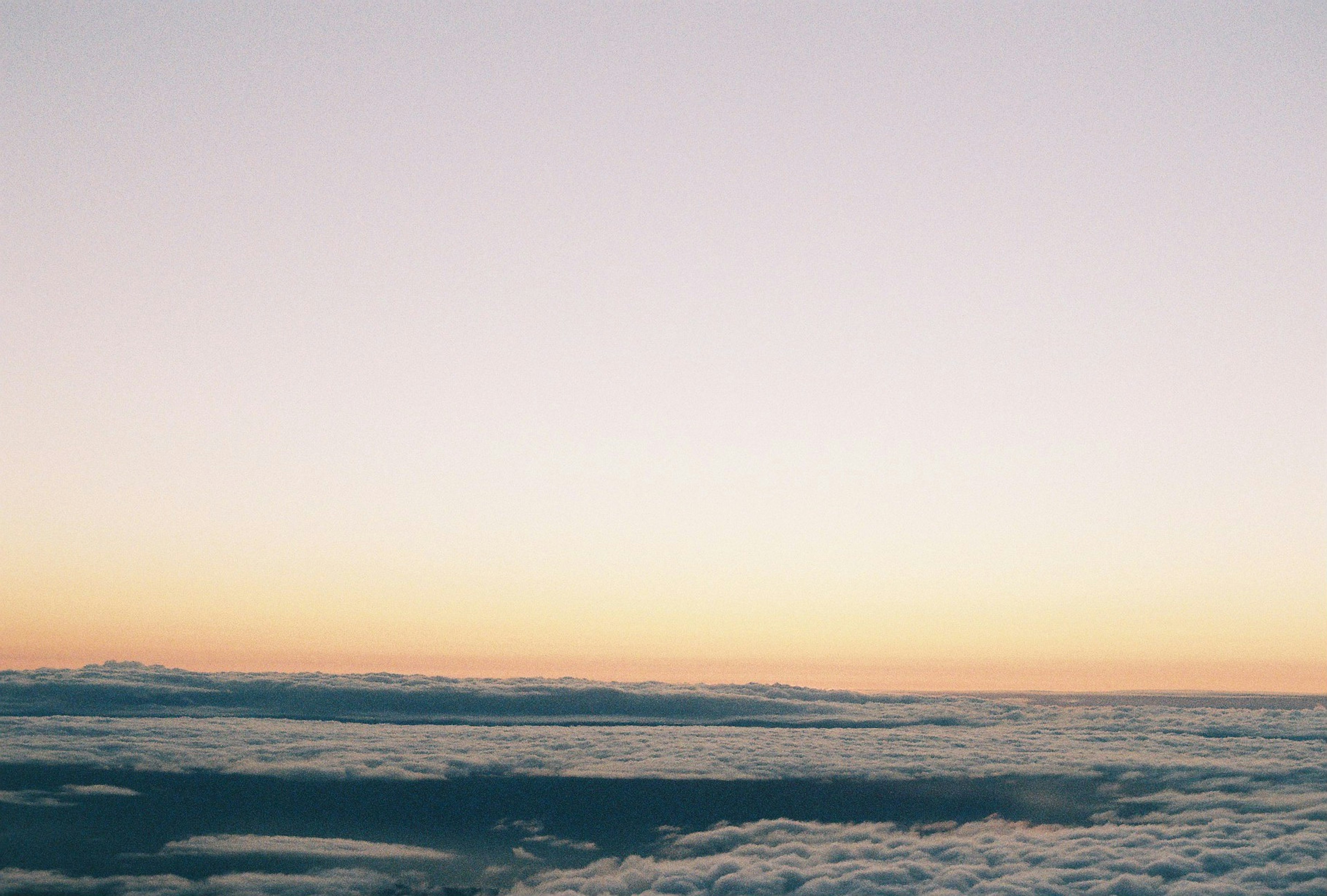 Eine wunderschöne Landschaft mit einer Wolkenmeer und einem Farbverlauf Himmel