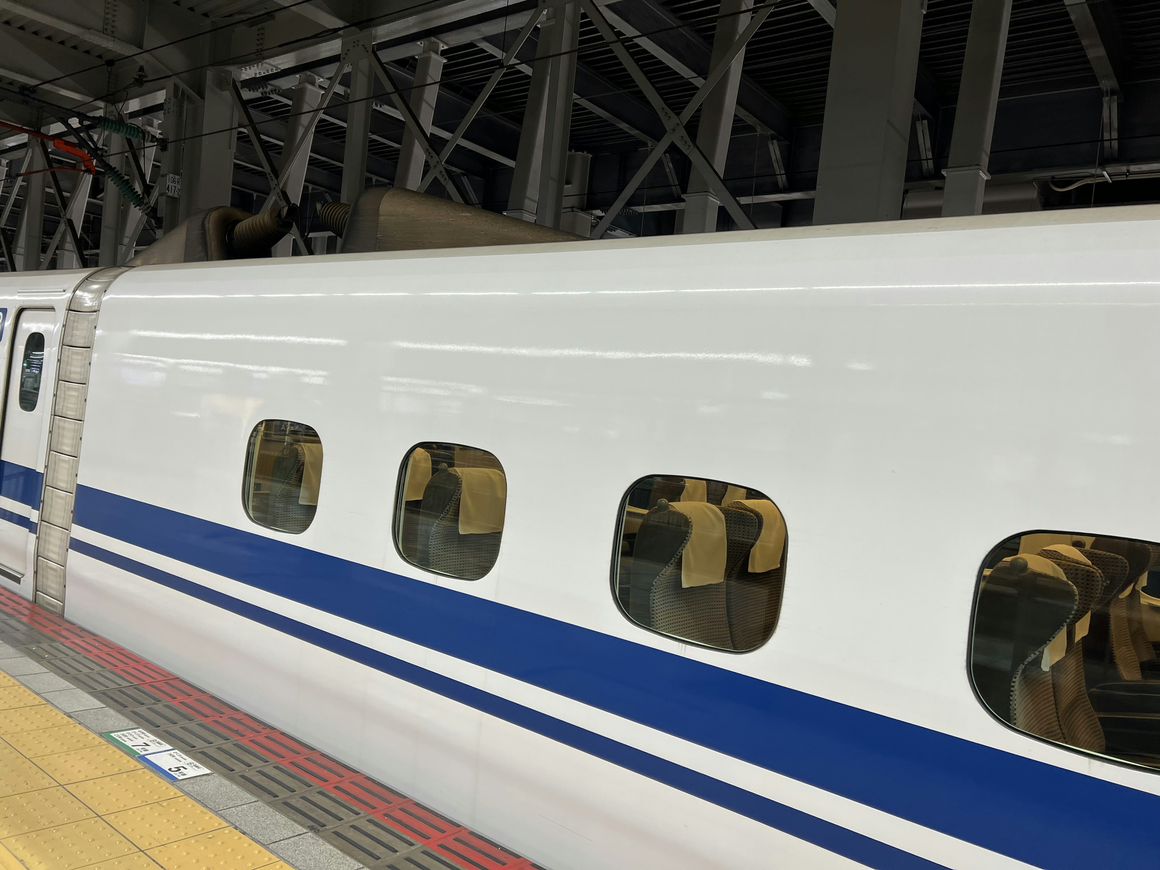 Tampilan samping kereta Shinkansen dengan jendela terlihat