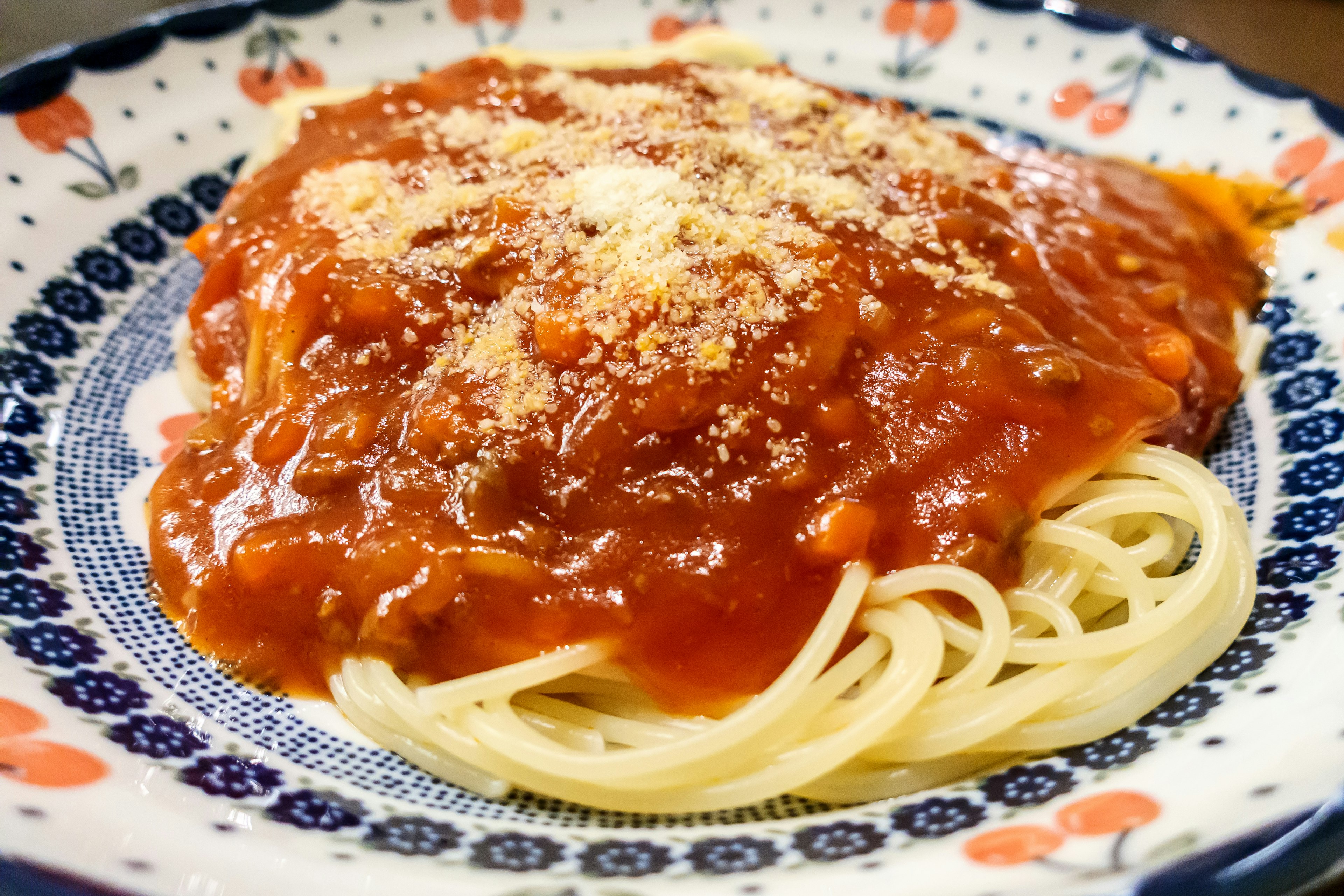 Spaghetti dengan saus tomat dan keju parmesan