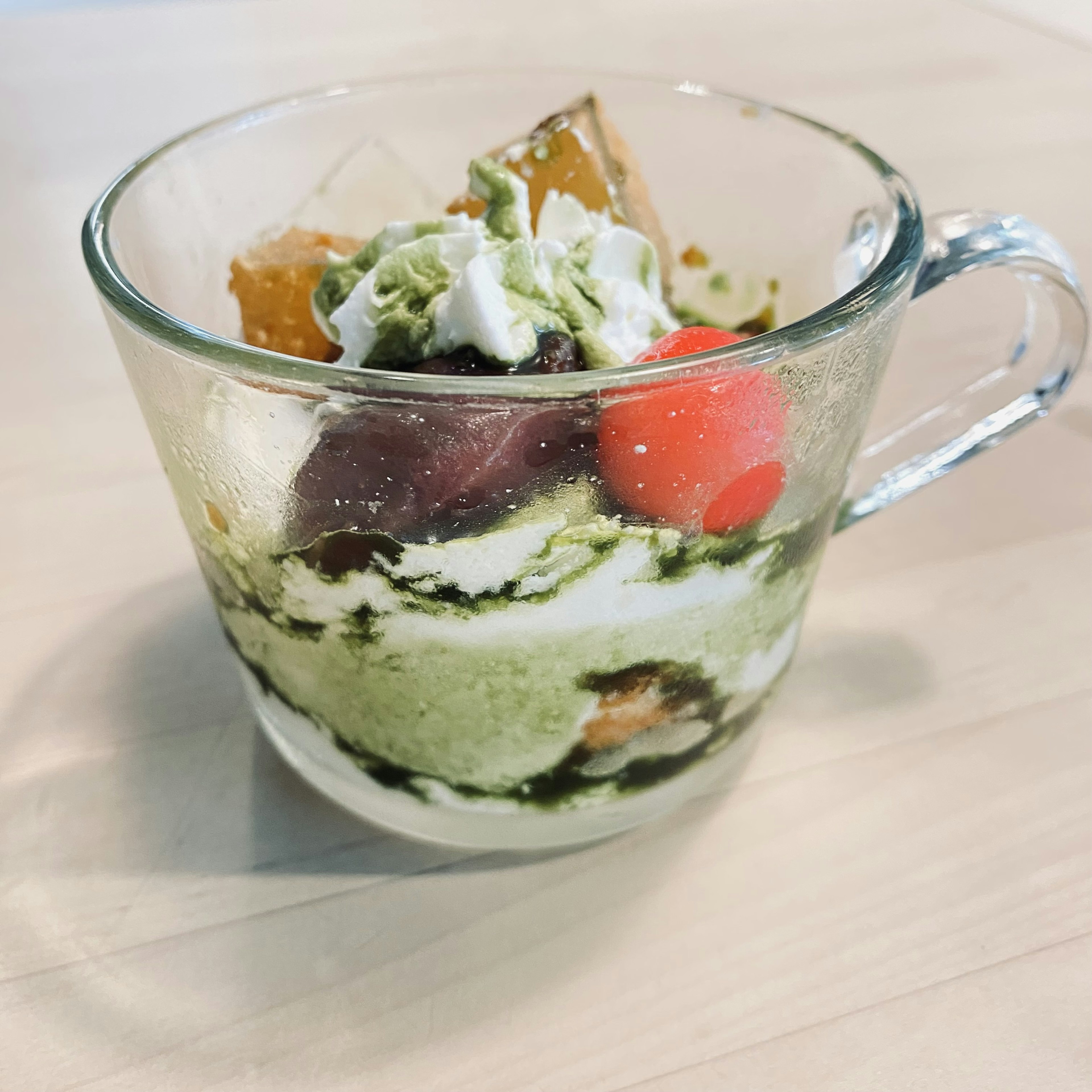 Schichtdessert mit Matcha, Sahne, Gelee und Früchten