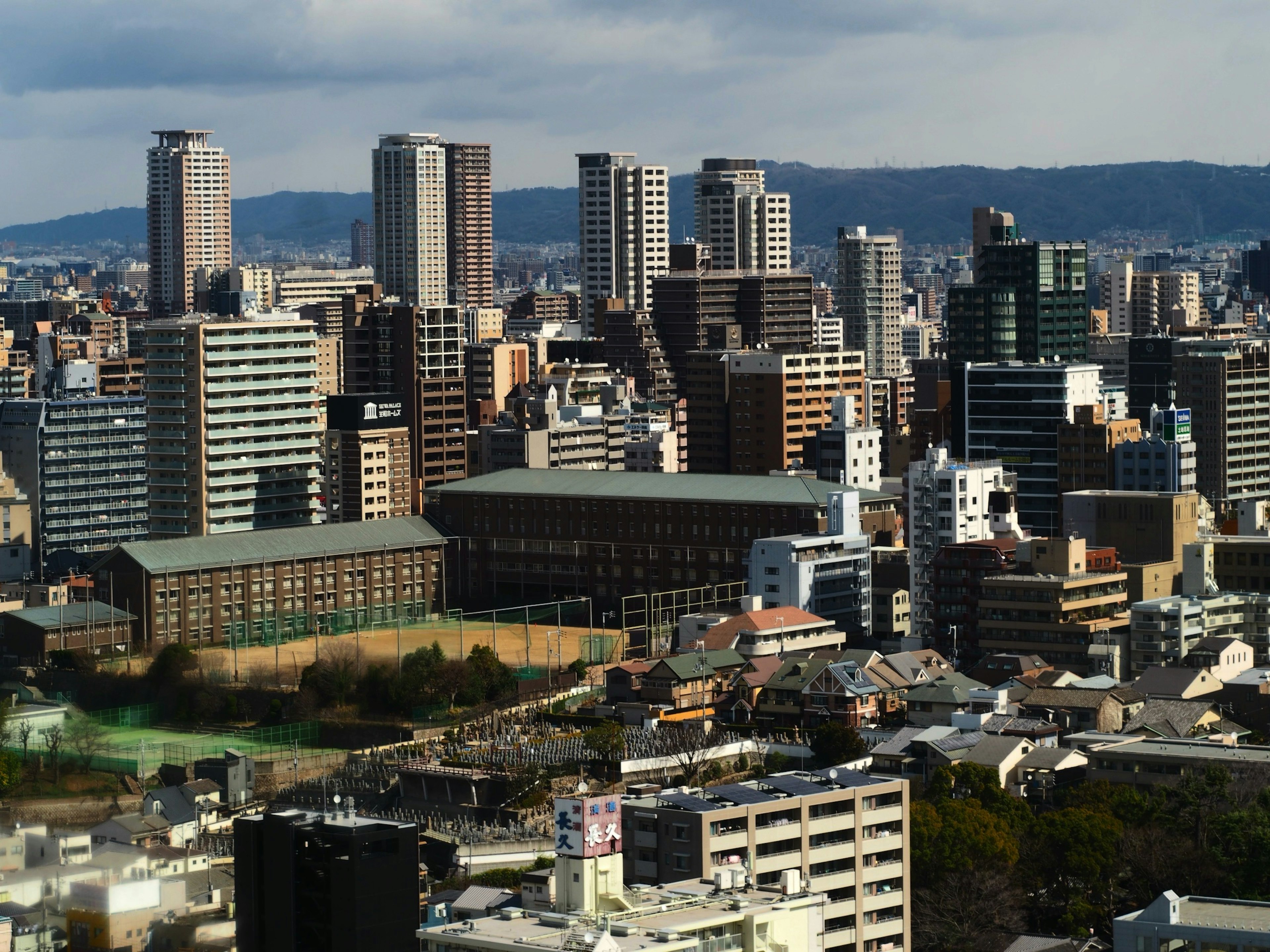 城市天際線，遠處有高樓和山脈