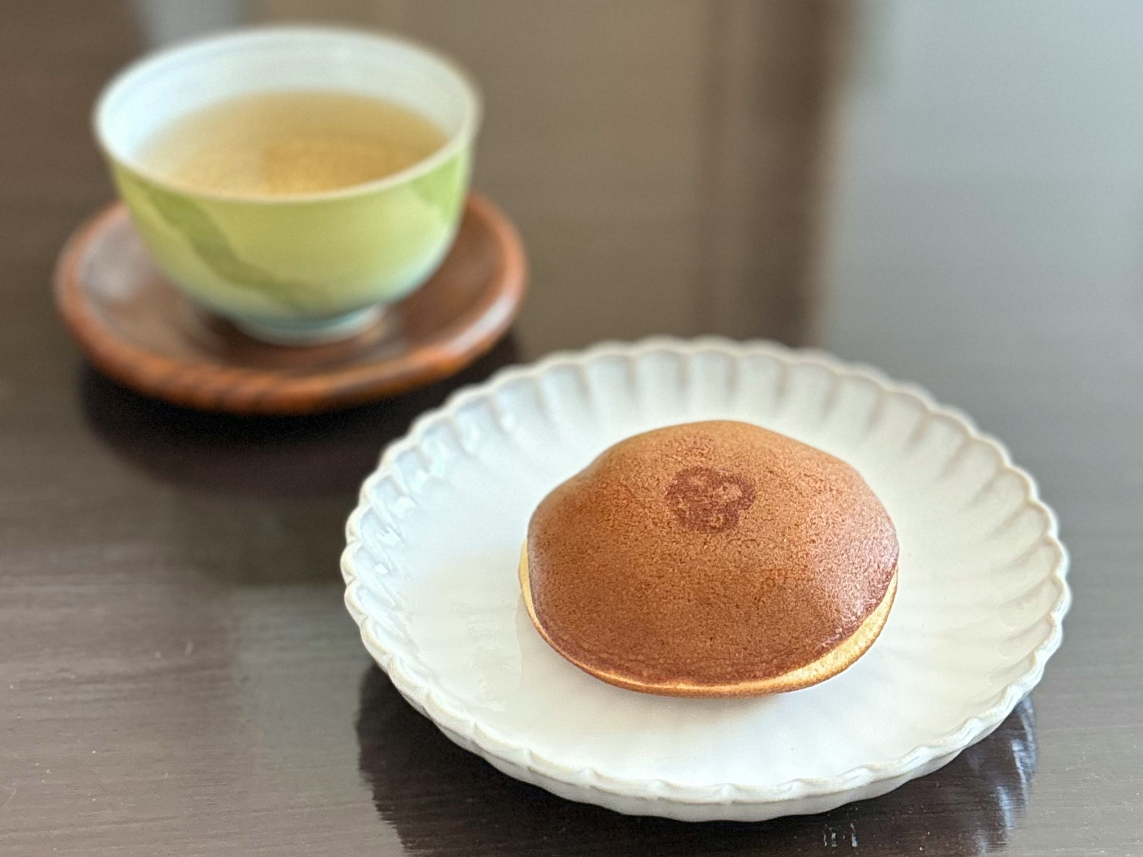 お皿に乗った和菓子とお茶の写真