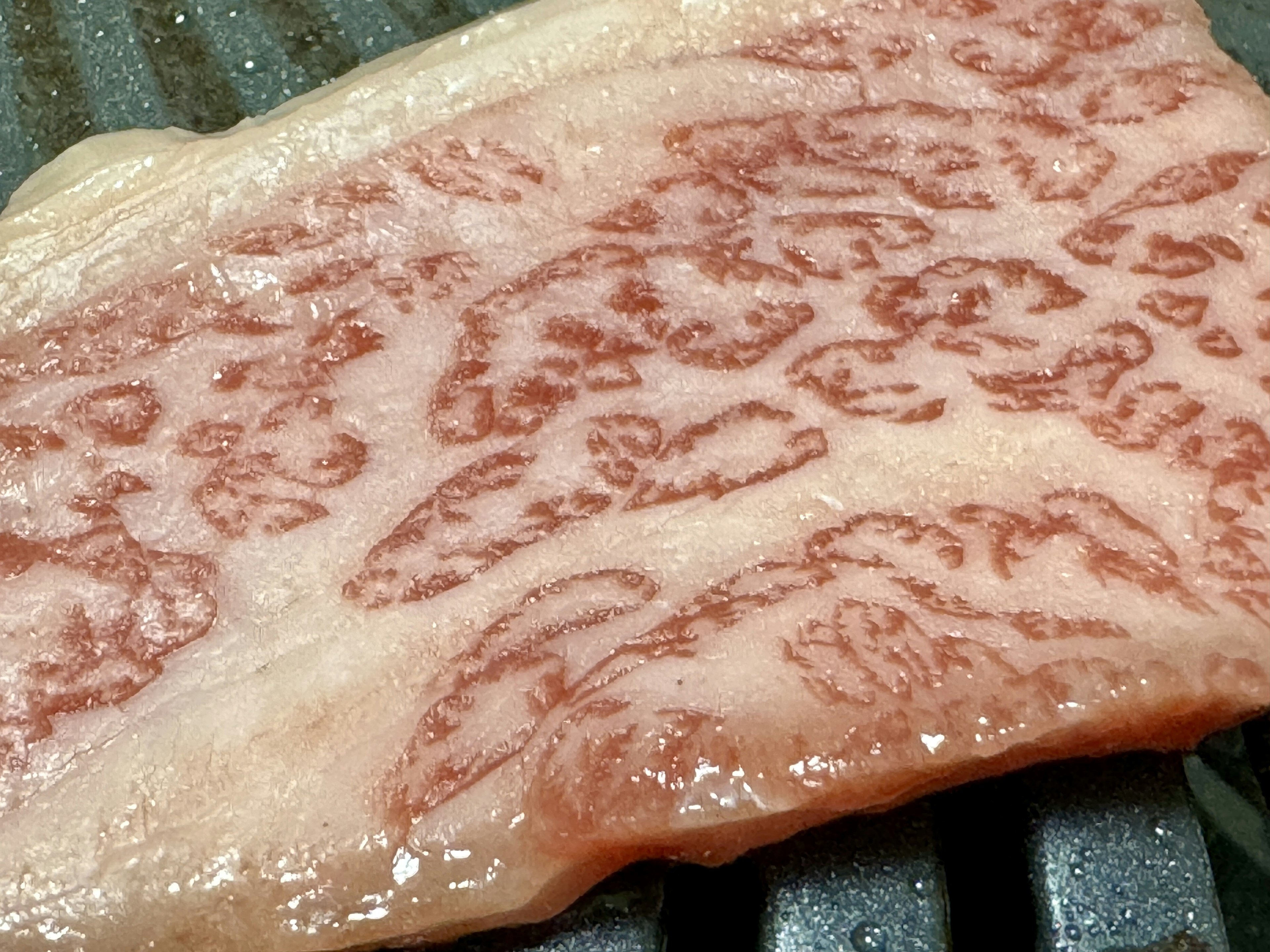 Un morceau de bœuf Wagyu présentant de magnifiques motifs de marbrure