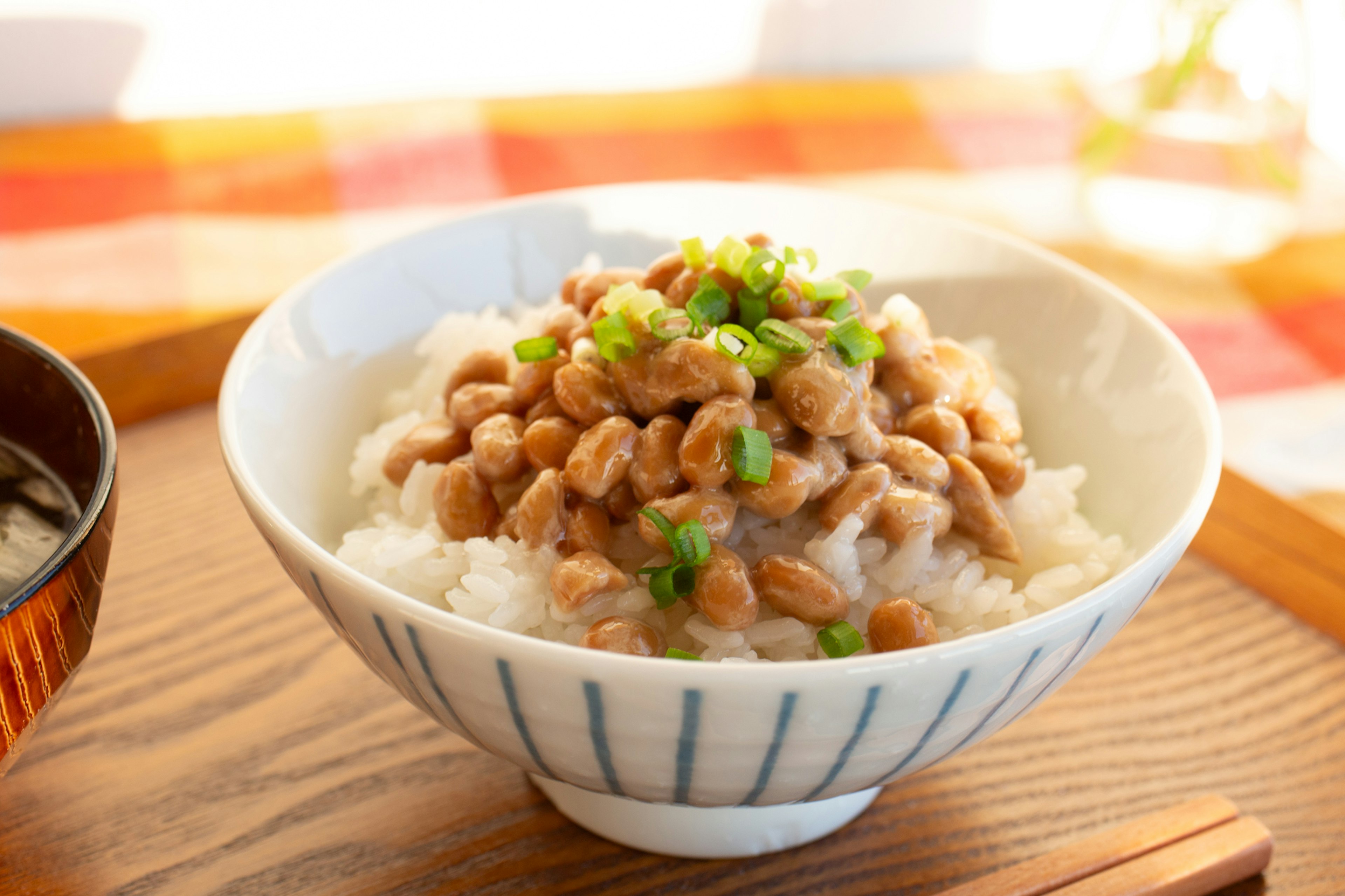 Bát cơm với natto và hành xanh